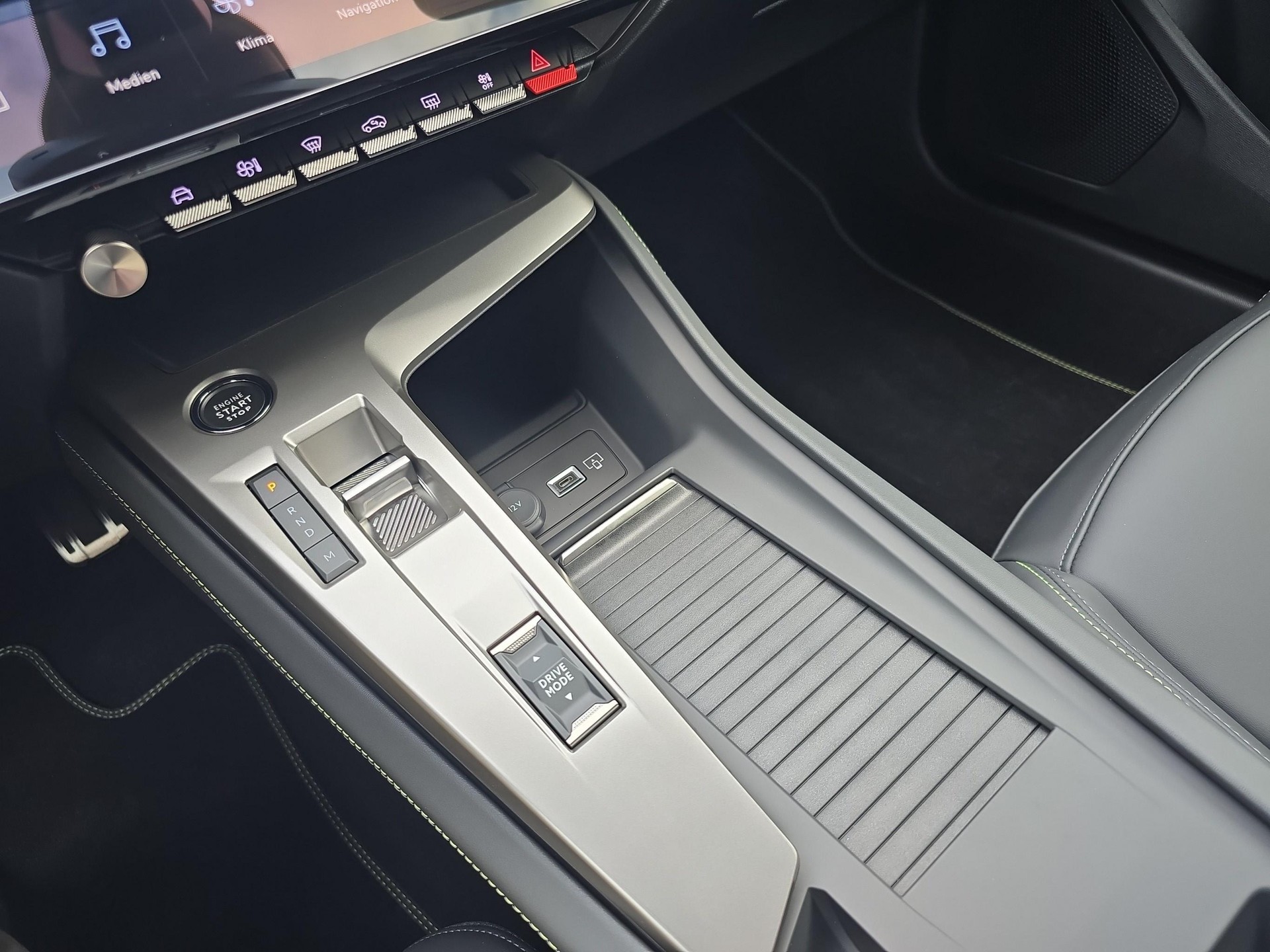 PEUGEOT 308 SW 1.2 Hybrid GT-image-16