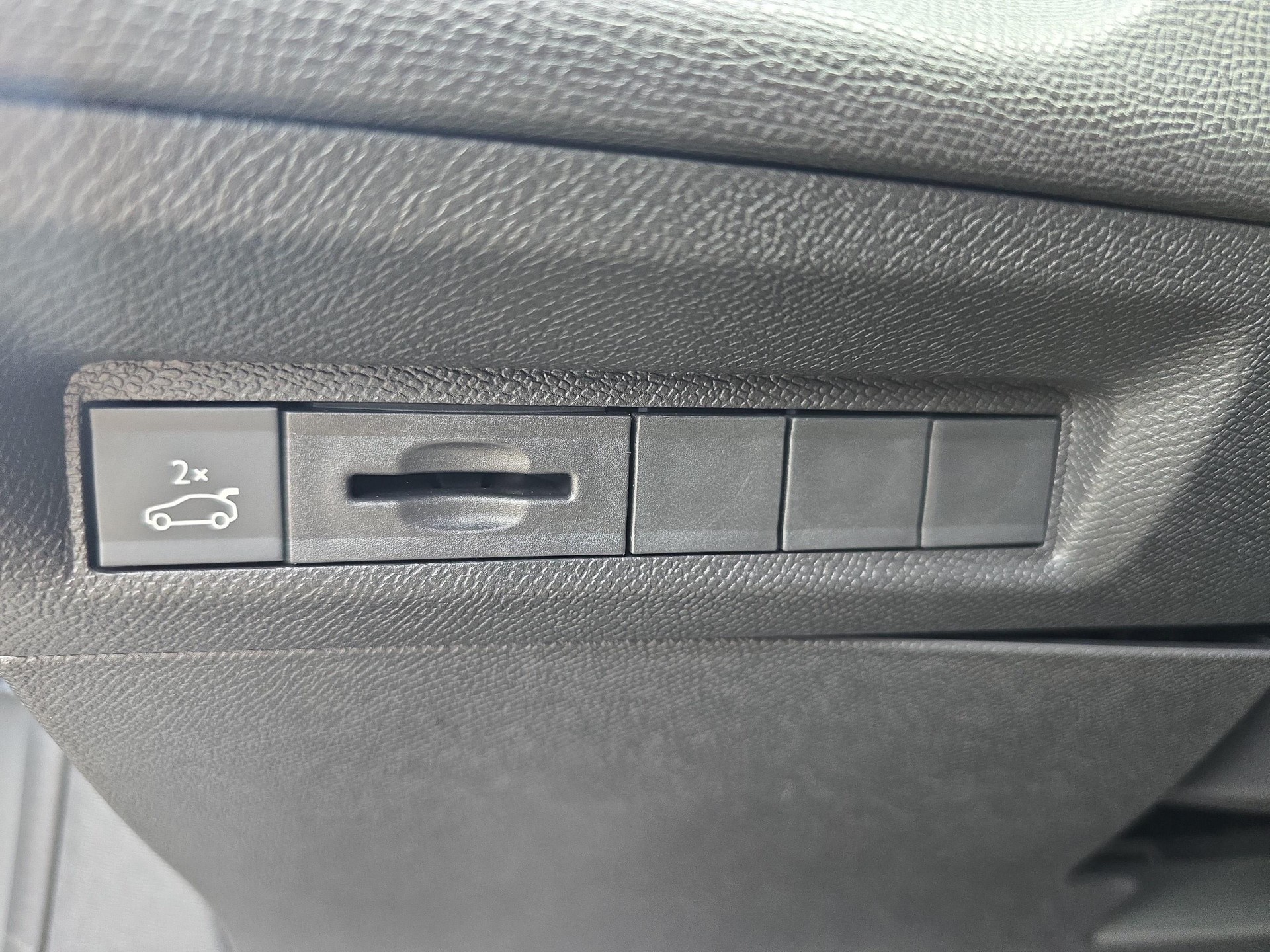 PEUGEOT 308 SW 1.2 Hybrid GT-image-17