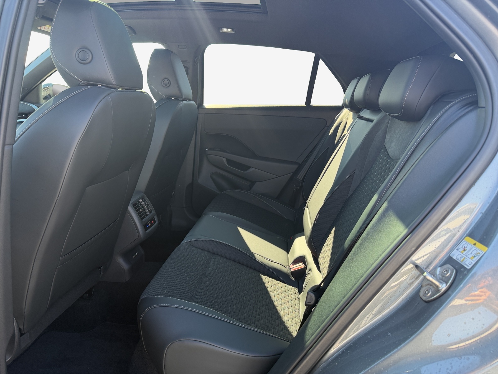 VW T-Roc 1.5 eTSI mHEV R-Line DSG-image-11