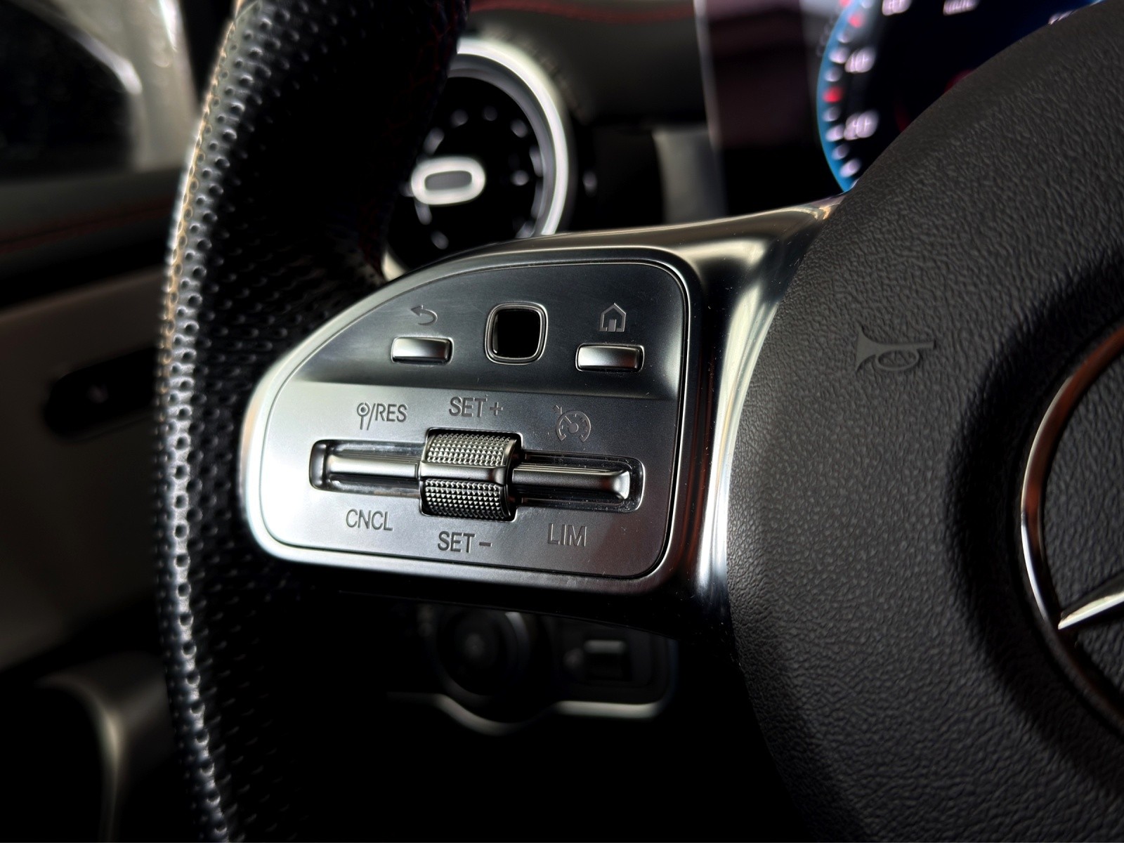MERCEDES-BENZ CLA 200 AMG Line 7G-DCT-image-19