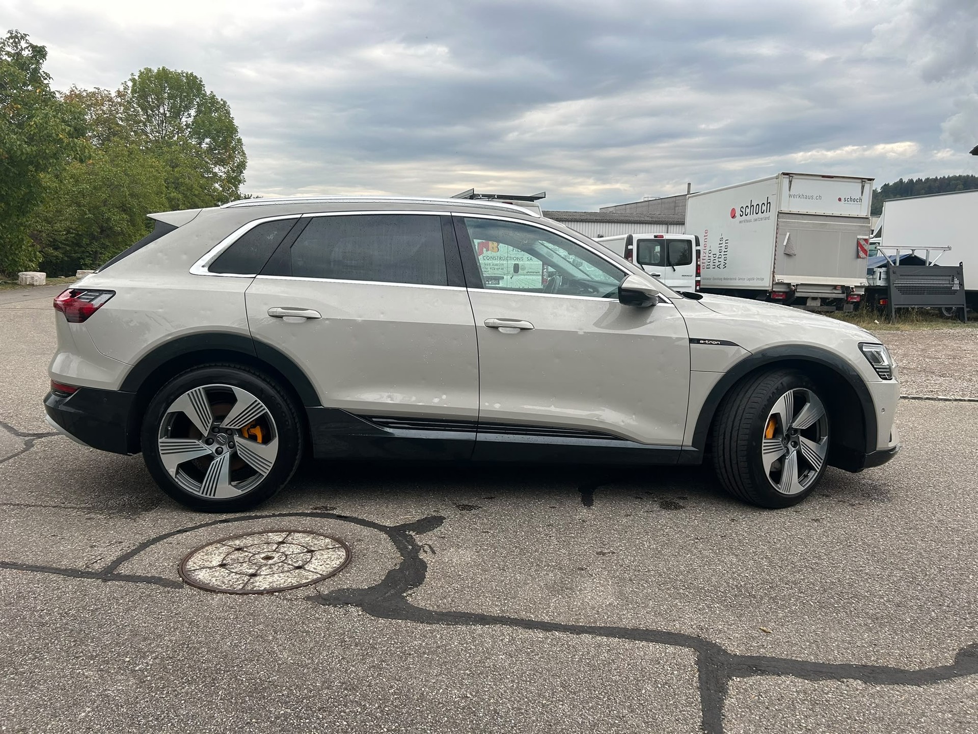 AUDI e-tron 55 quattro-image-6