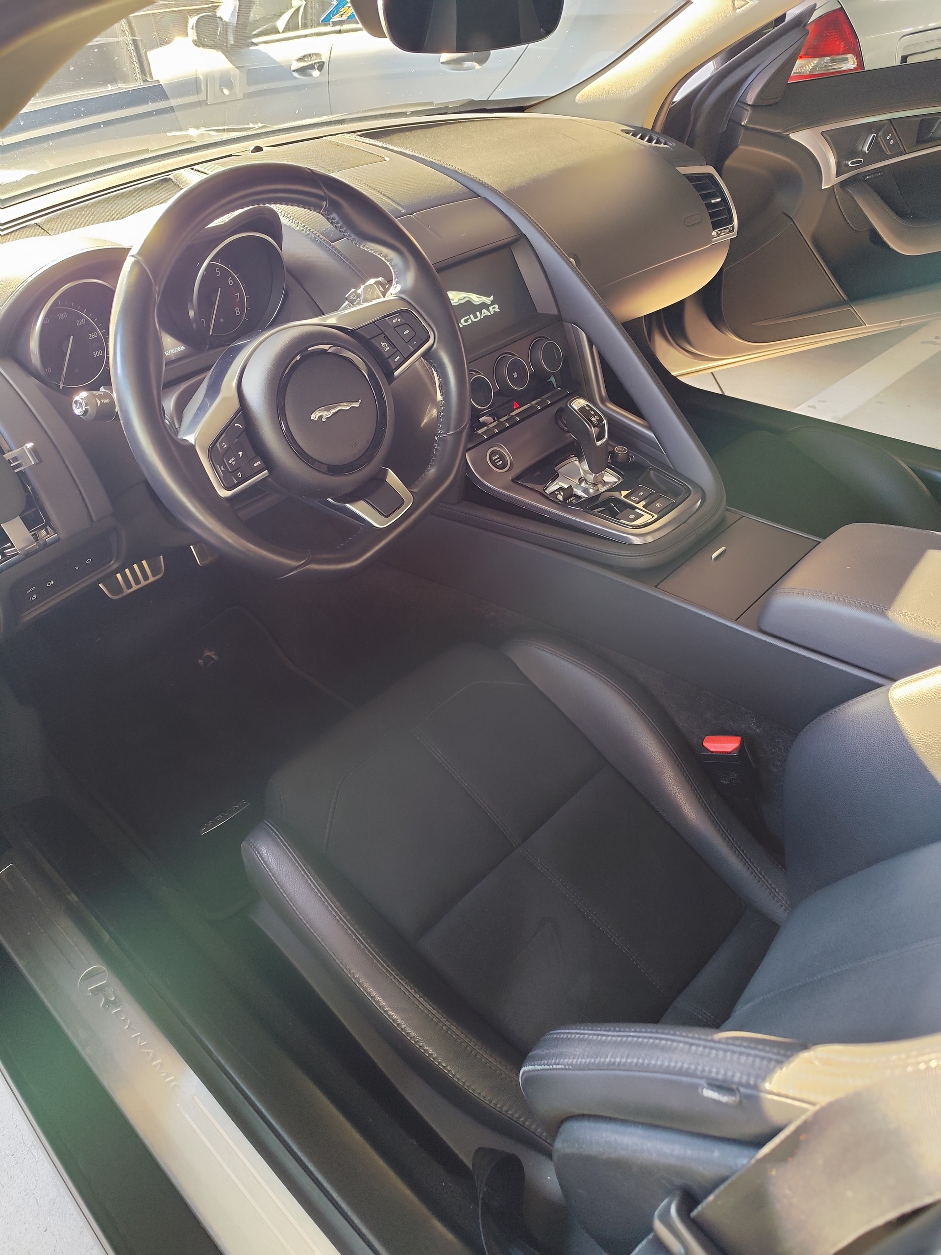 JAGUAR 2.0 R-Dynamic-image-4