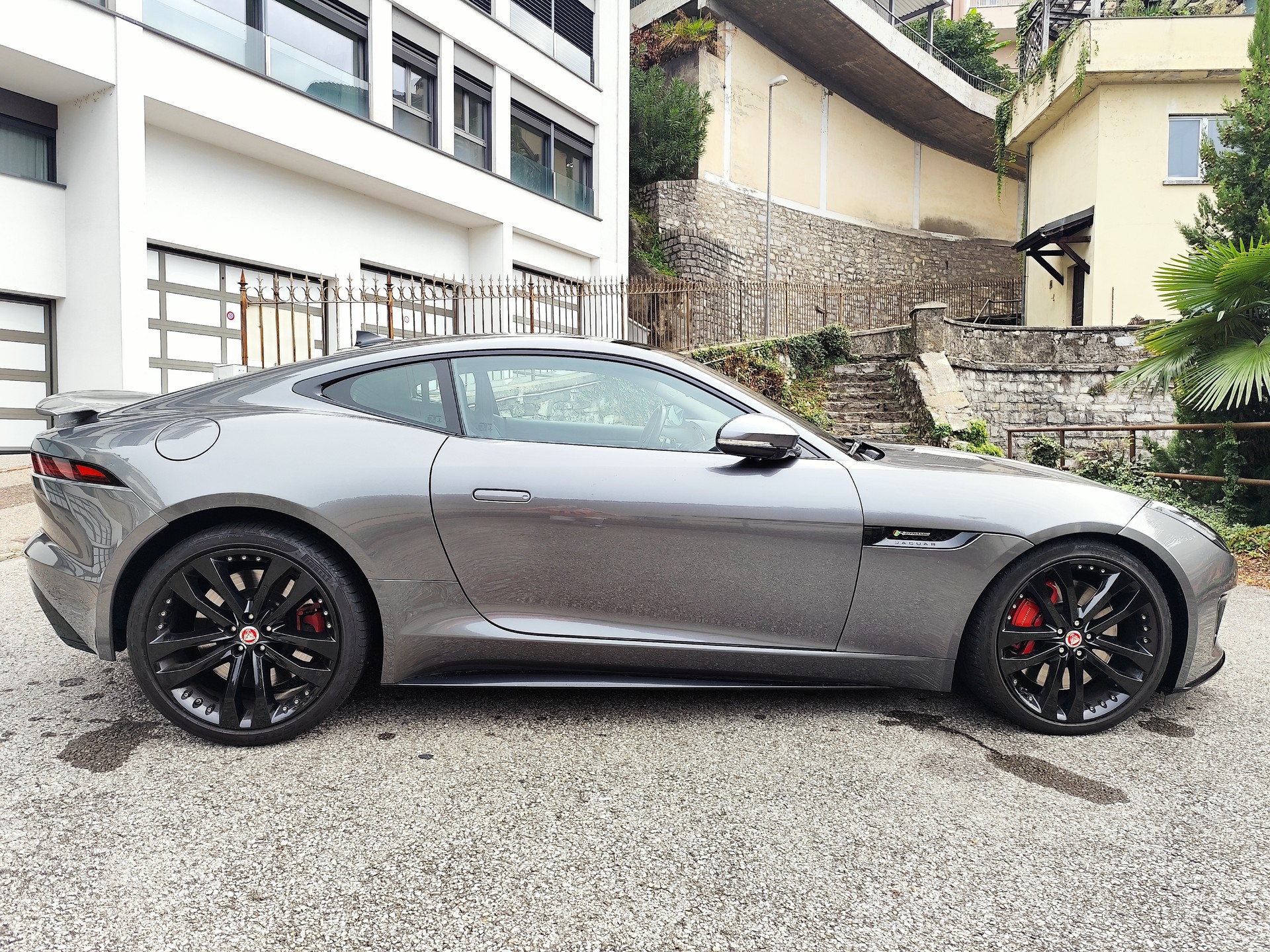 JAGUAR 2.0 R-Dynamic-image-1