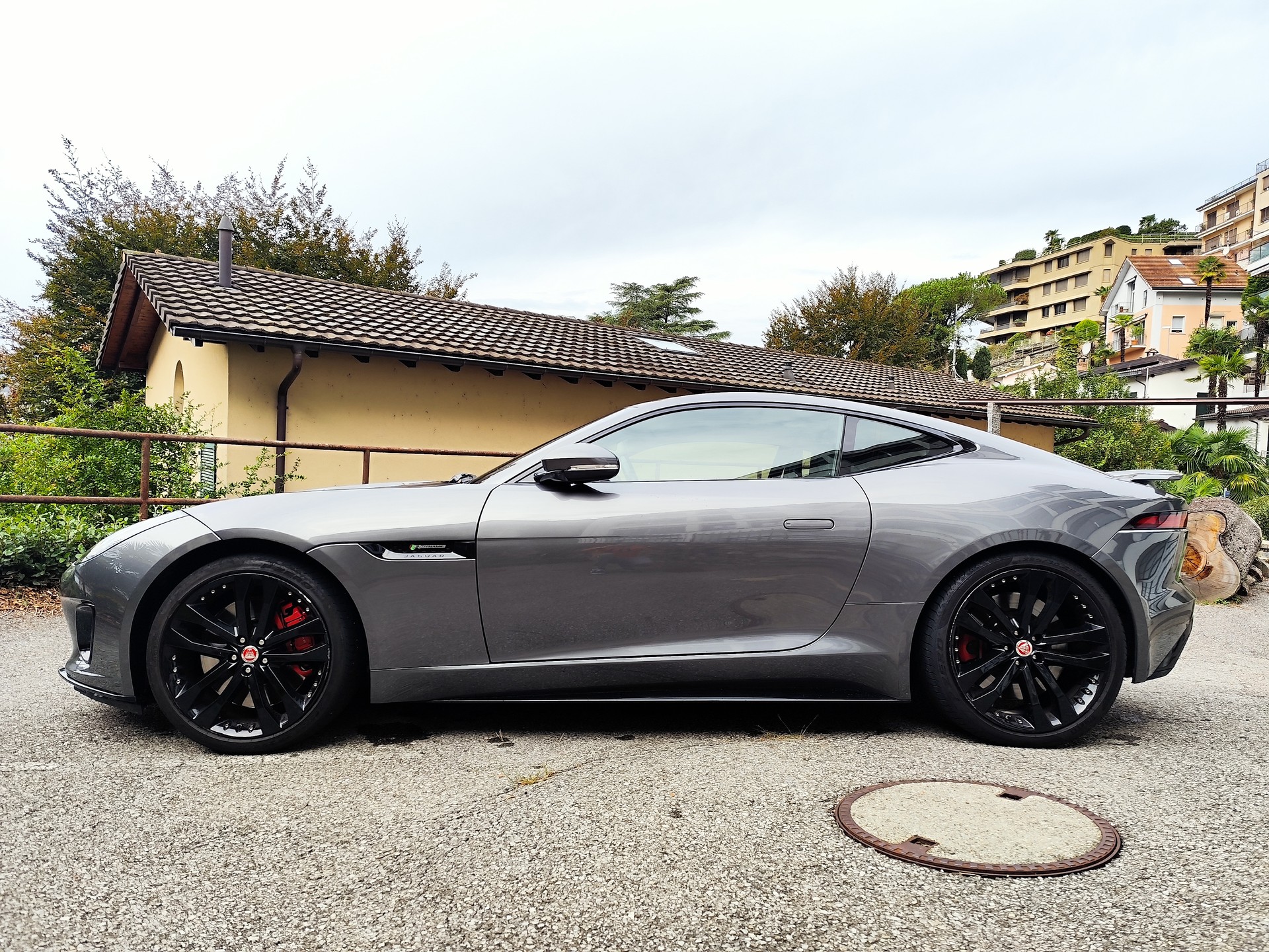 JAGUAR 2.0 R-Dynamic-image-0