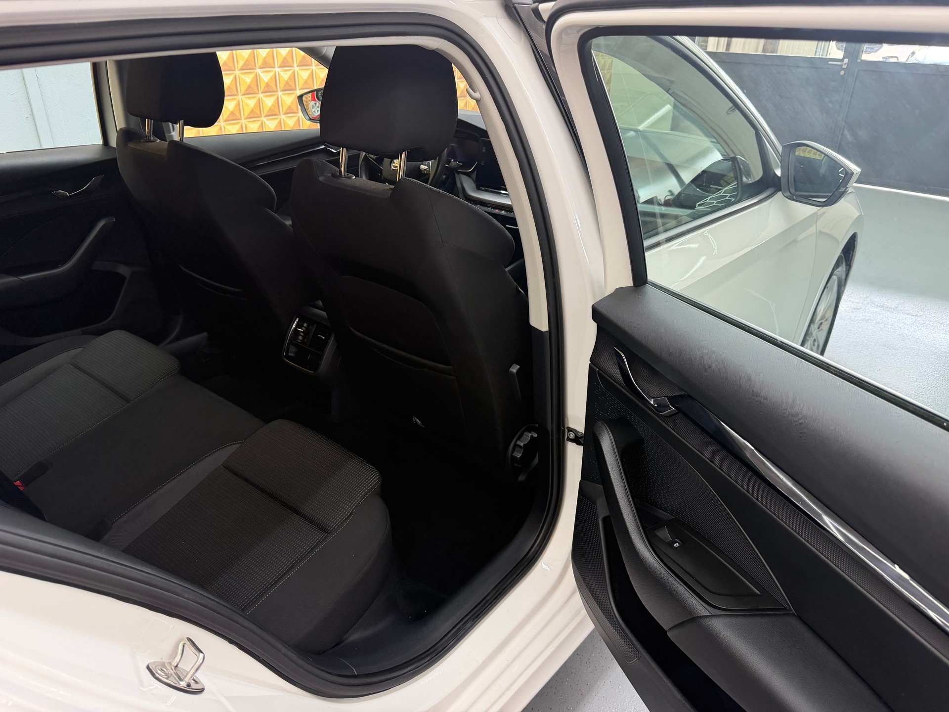 SKODA Octavia Combi 2.0 TDI DSG Ambition 4x4-image-10