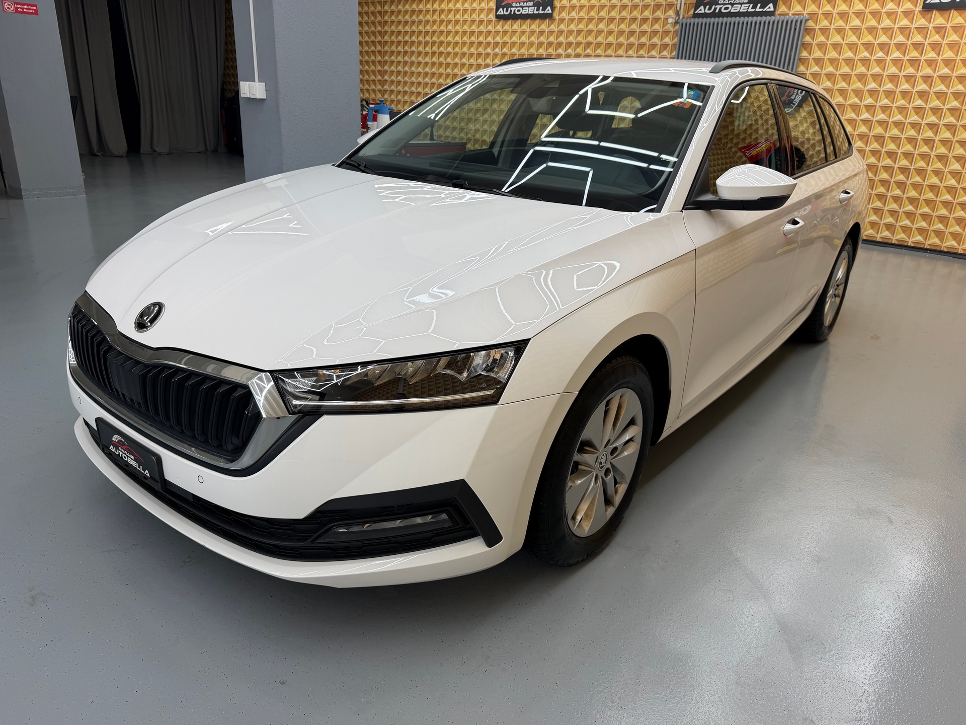 SKODA Octavia Combi 2.0 TDI DSG Ambition 4x4-image-1