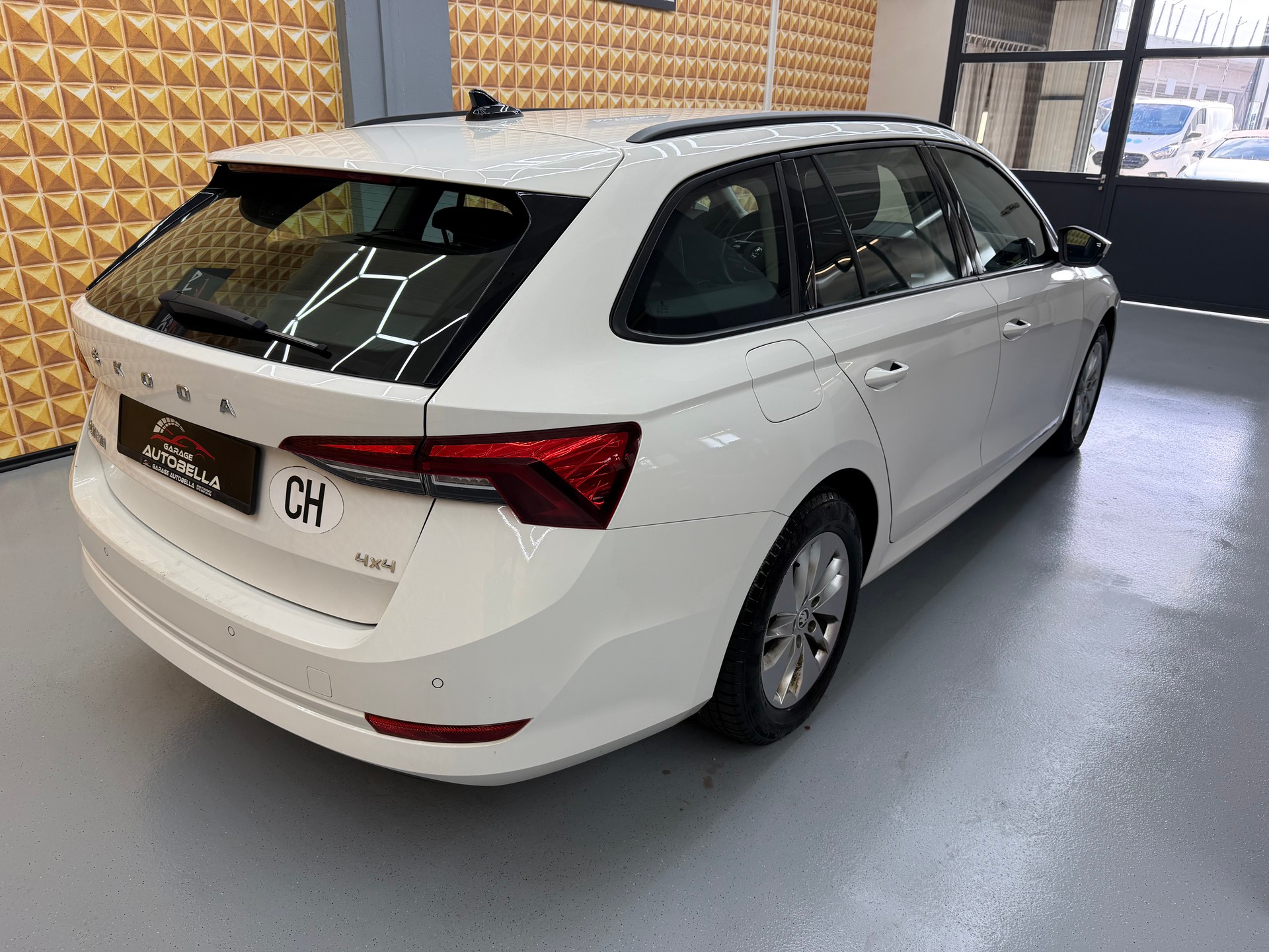 SKODA Octavia Combi 2.0 TDI DSG Ambition 4x4-image-3