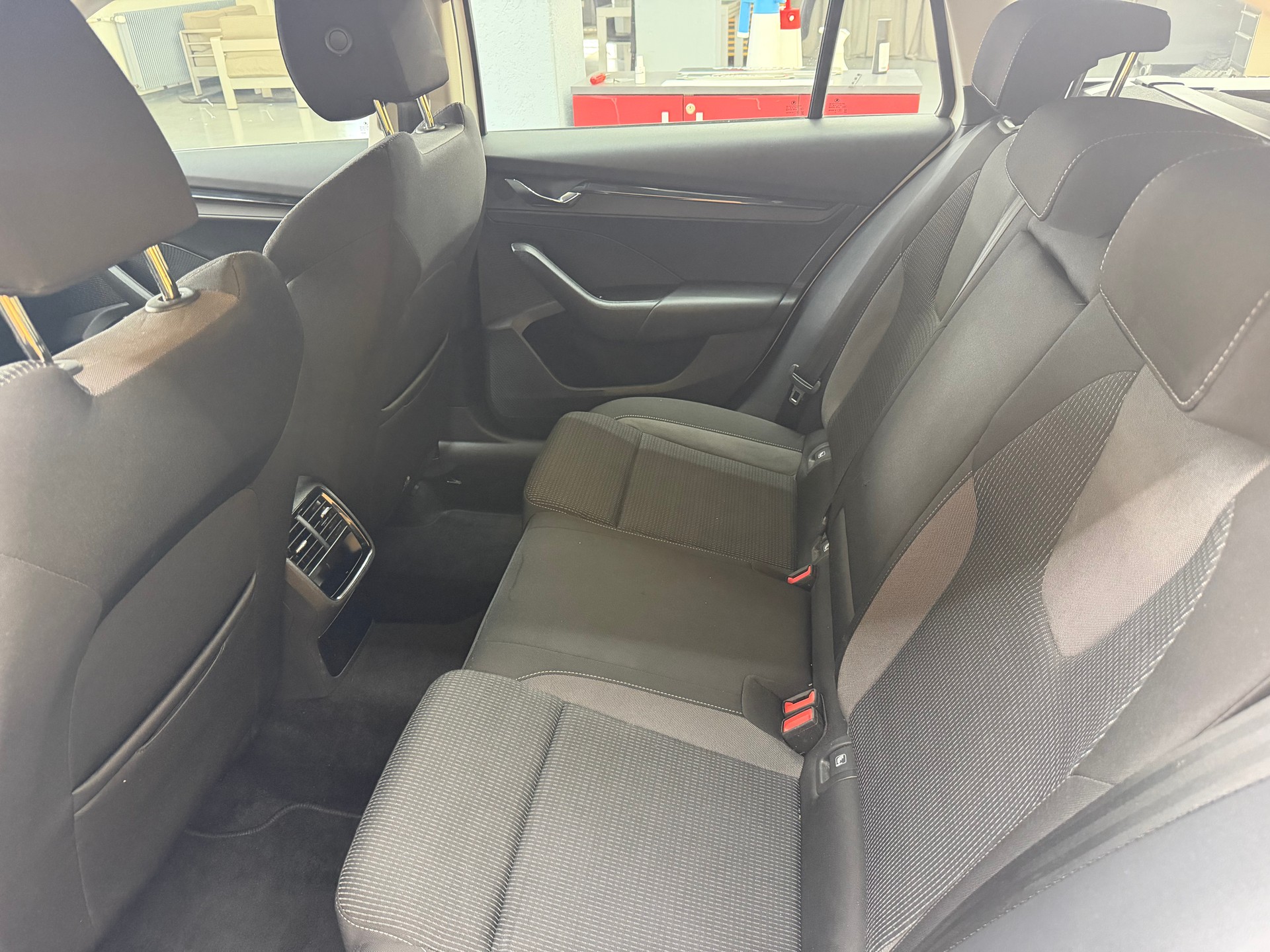 SKODA Octavia Combi 2.0 TDI DSG Ambition 4x4-image-9