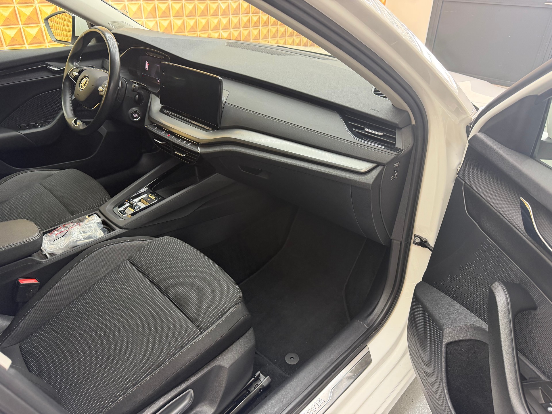 SKODA Octavia Combi 2.0 TDI DSG Ambition 4x4-image-7
