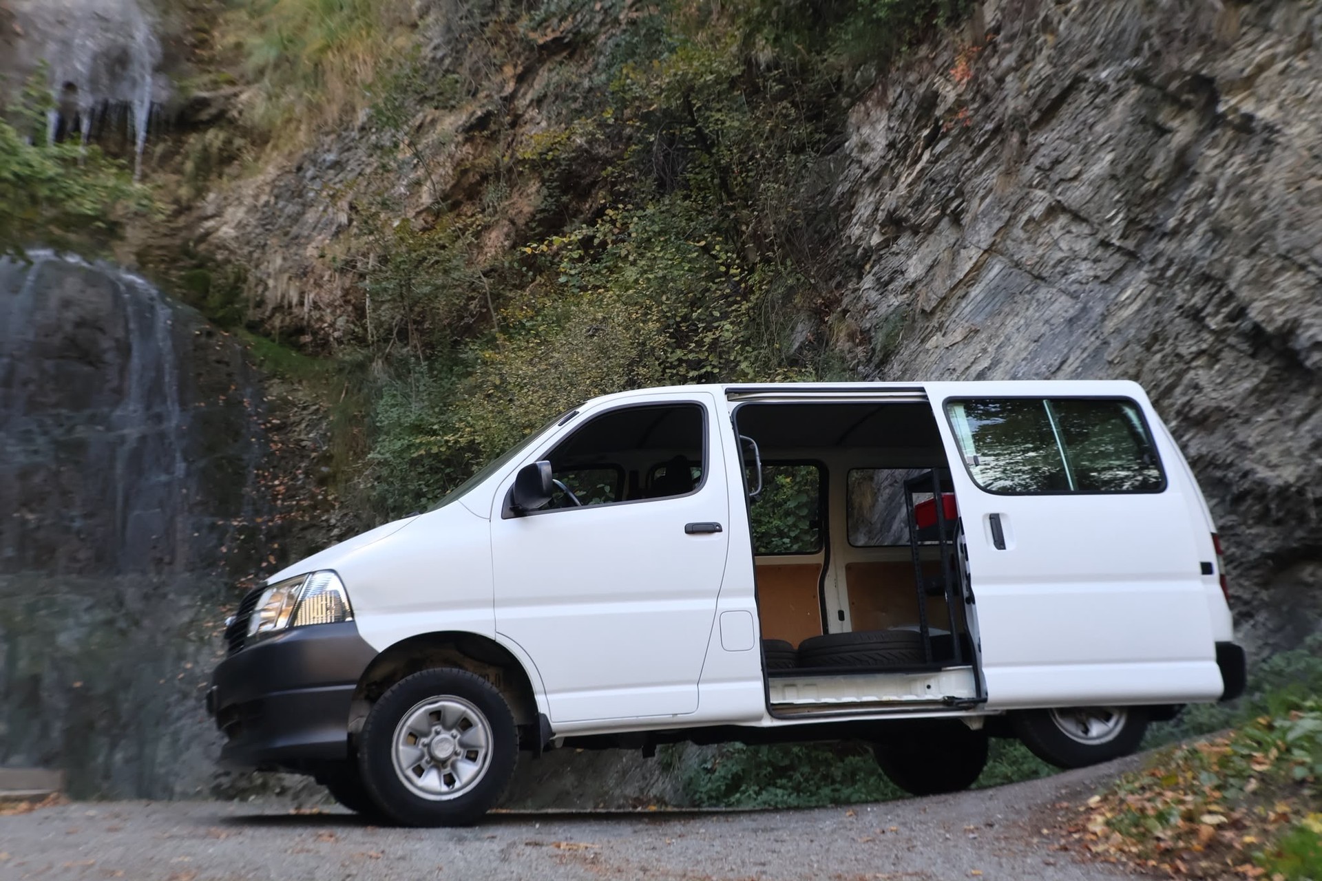 TOYOTA Hiace D-4D Van 4WD SWB-image-2