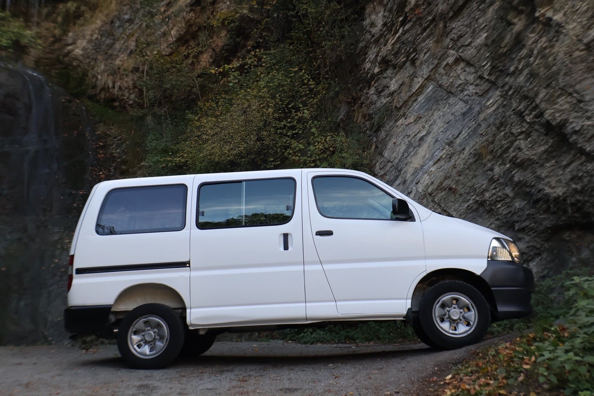 TOYOTA Hiace D-4D Van 4WD SWB-image-3