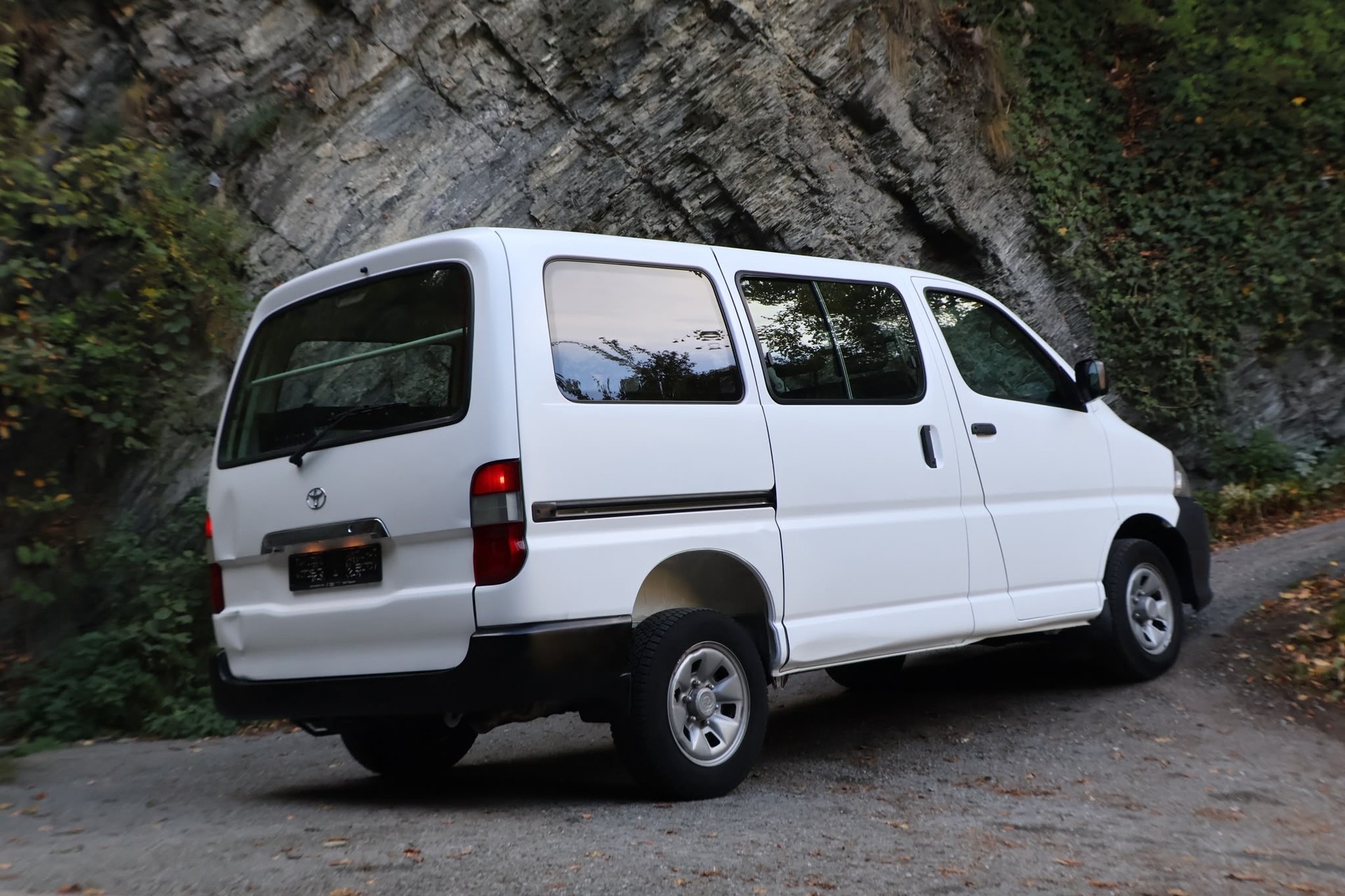 TOYOTA Hiace D-4D Van 4WD SWB-image-4
