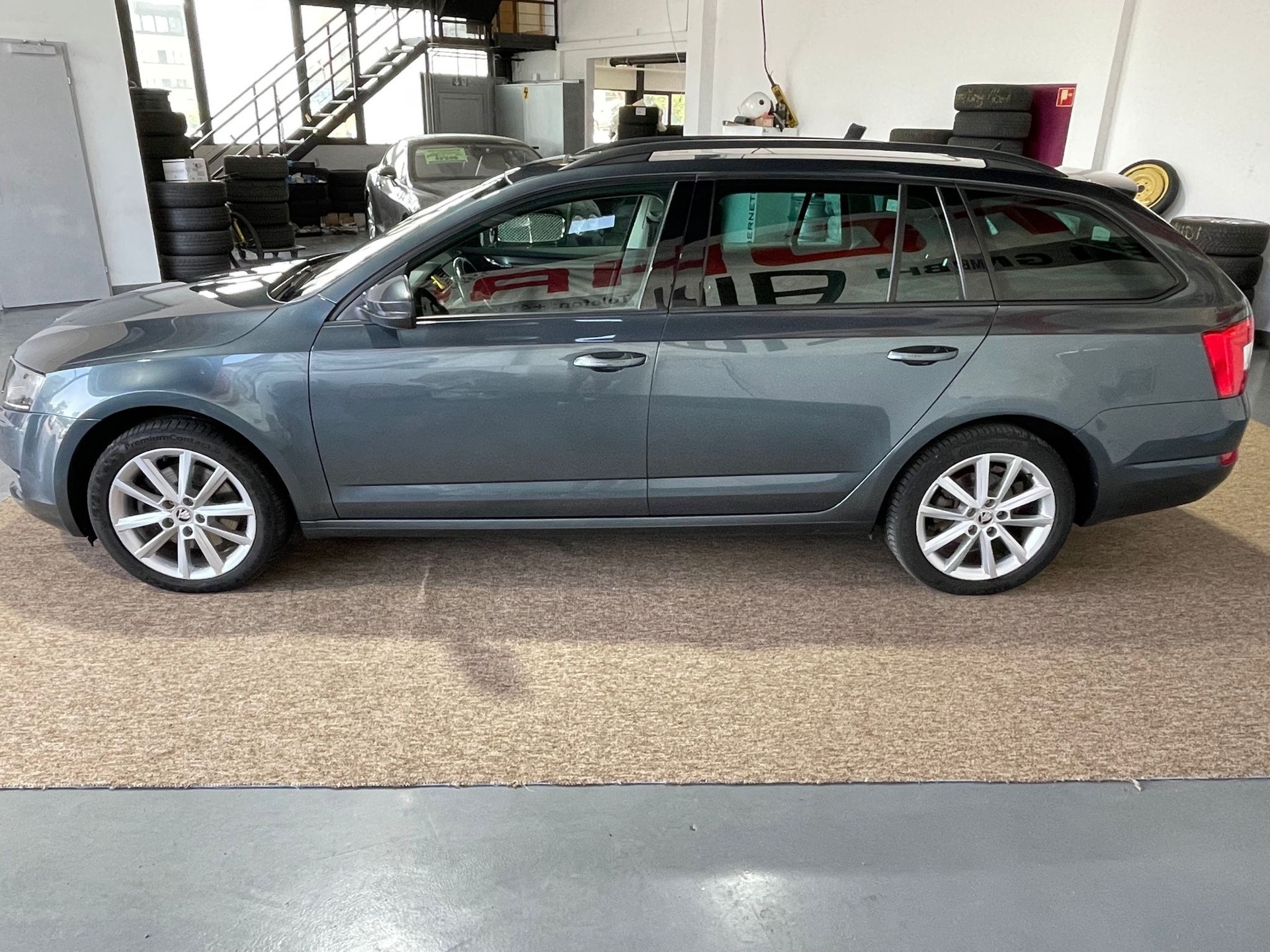SKODA Octavia Combi 2.0 TDI Swiss Joy 4x4 DSG-image-3