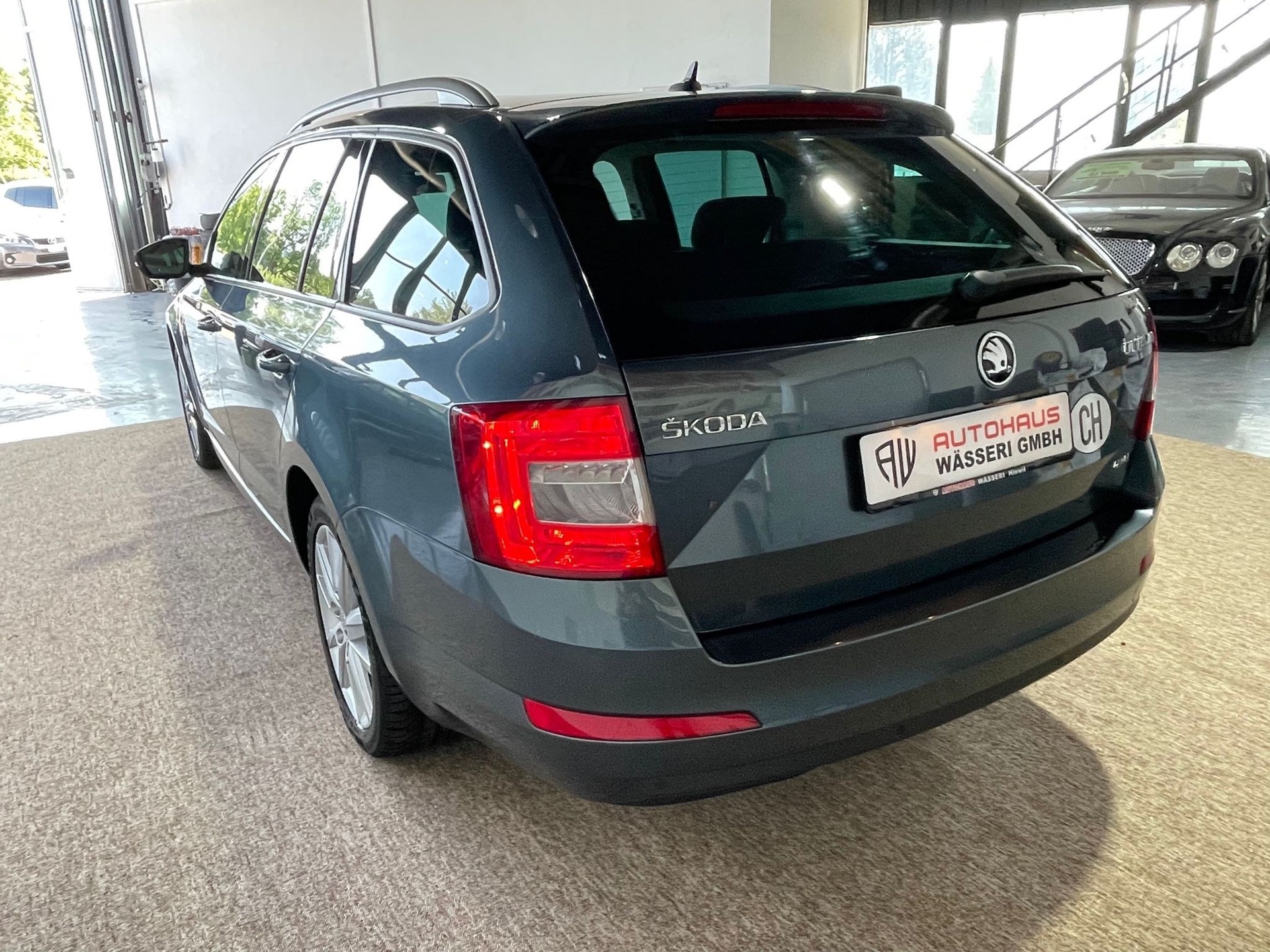 SKODA Octavia Combi 2.0 TDI Swiss Joy 4x4 DSG-image-4