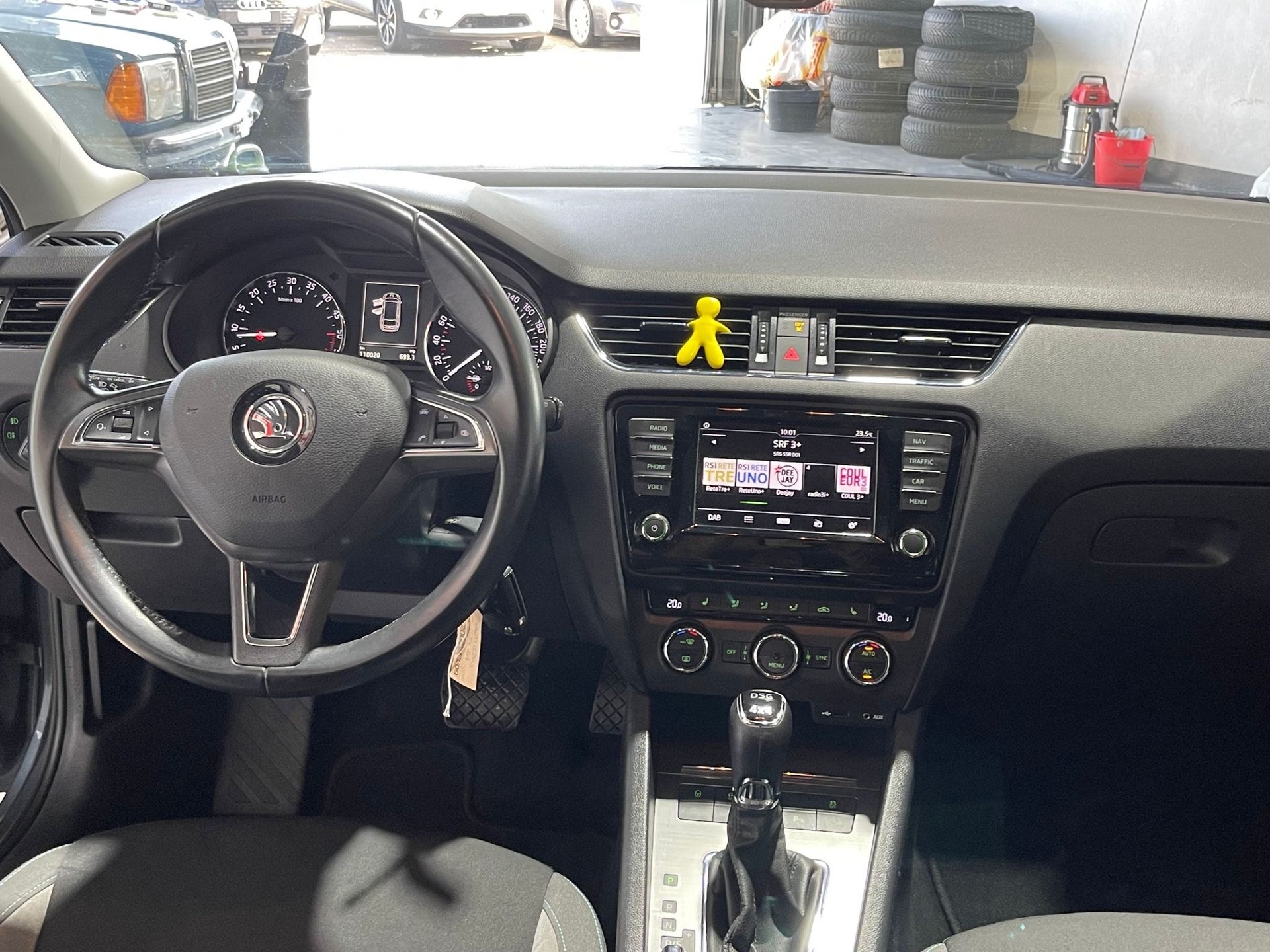 SKODA Octavia Combi 2.0 TDI Swiss Joy 4x4 DSG-image-9
