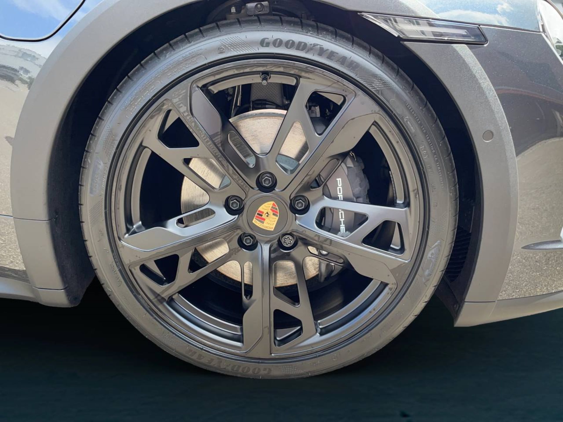 PORSCHE Taycan 4 Cross Turismo-image-13