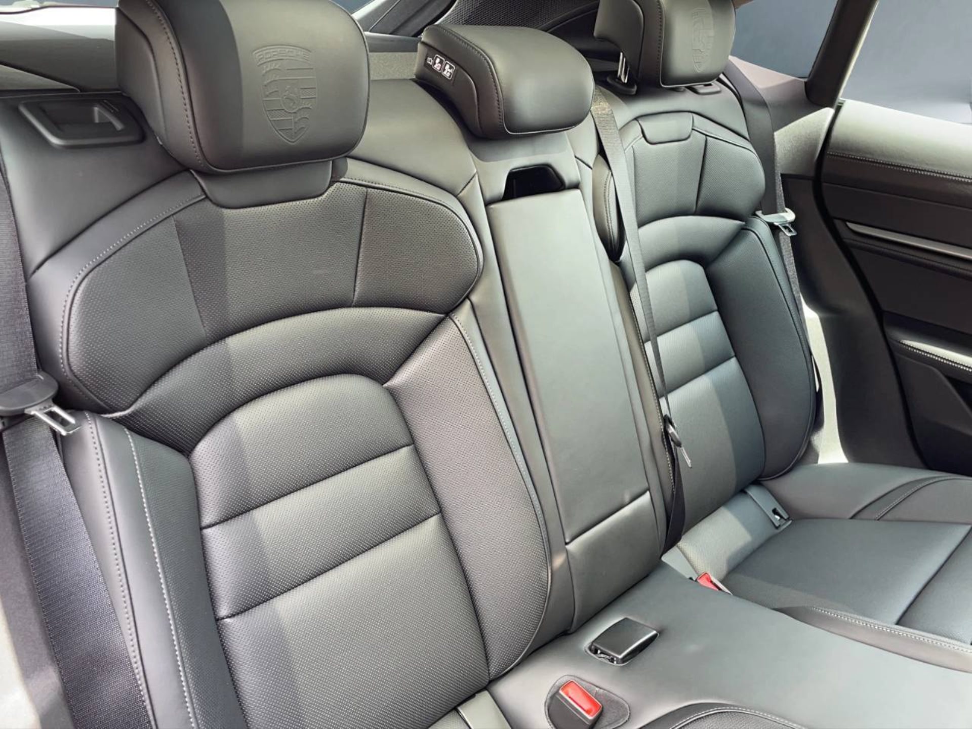 PORSCHE Taycan 4 Cross Turismo-image-9