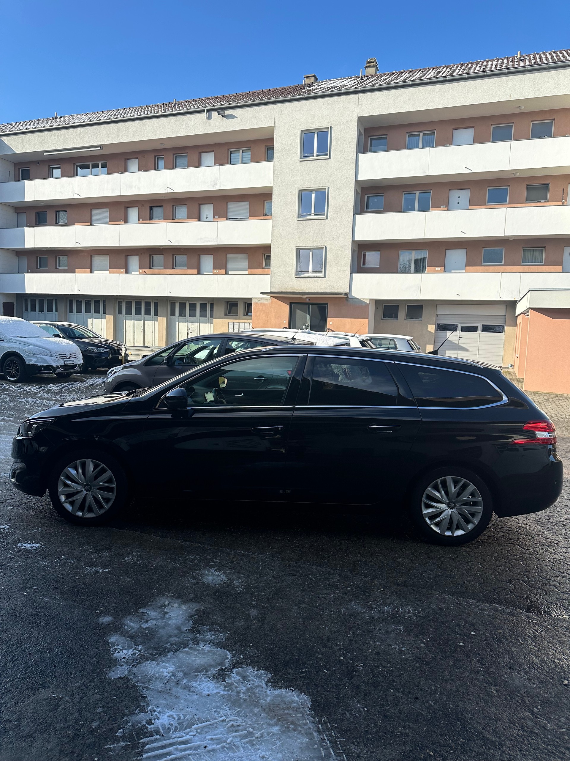 PEUGEOT 308 SW 1.2 THP Allure-image-1