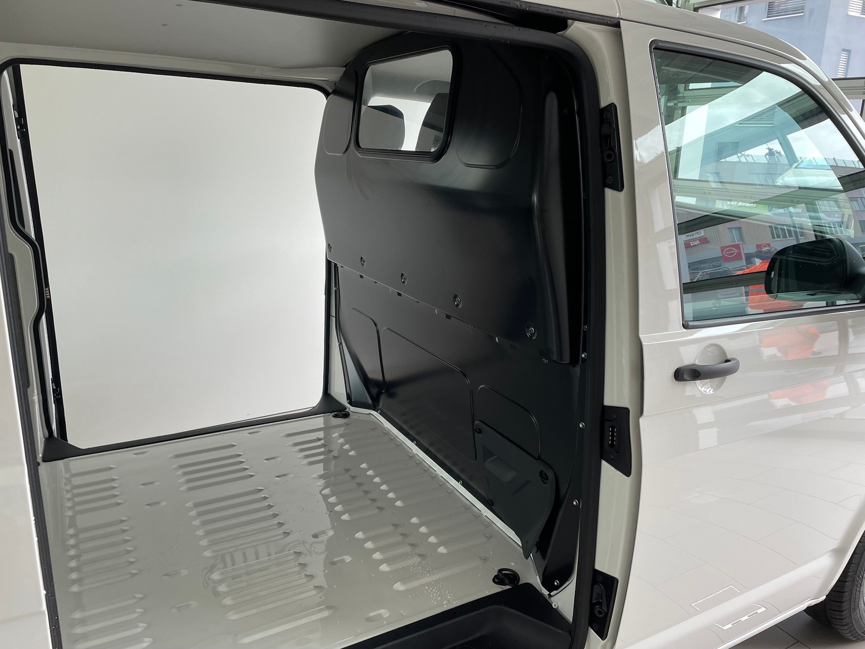 VW T6.1 2.0 TDI Entry-image-7