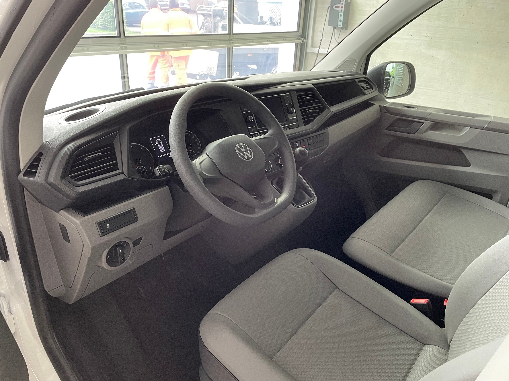 VW T6.1 2.0 TDI Entry-image-8