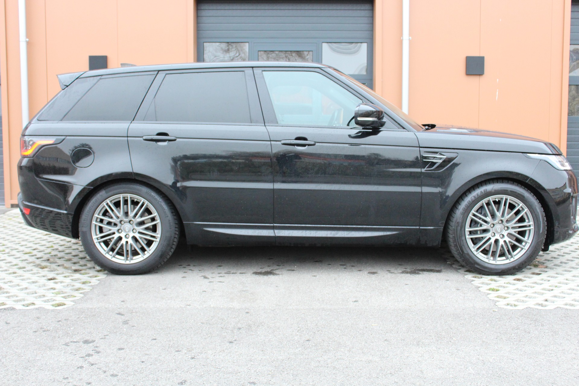 LAND ROVER Range Rover Sport 5.0 V8 S/C HSE Dynamic Automatic - "Véhicule CH * 8 Roues * Son Meridian * Caméra 360' * Ecran Arrière"-image-2