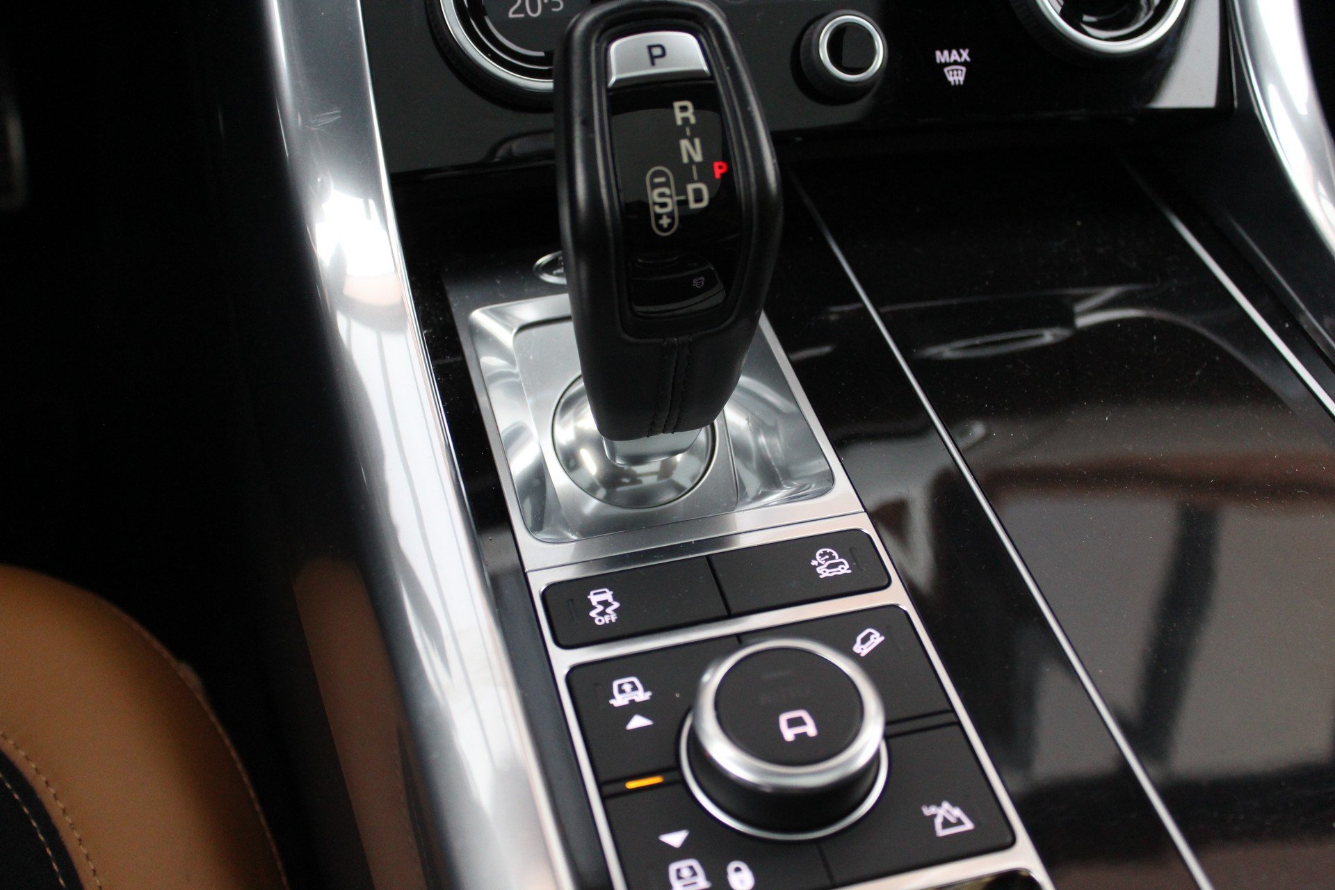 LAND ROVER Range Rover Sport 5.0 V8 S/C HSE Dynamic Automatic - "Véhicule CH * 8 Roues * Son Meridian * Caméra 360' * Ecran Arrière"-image-11