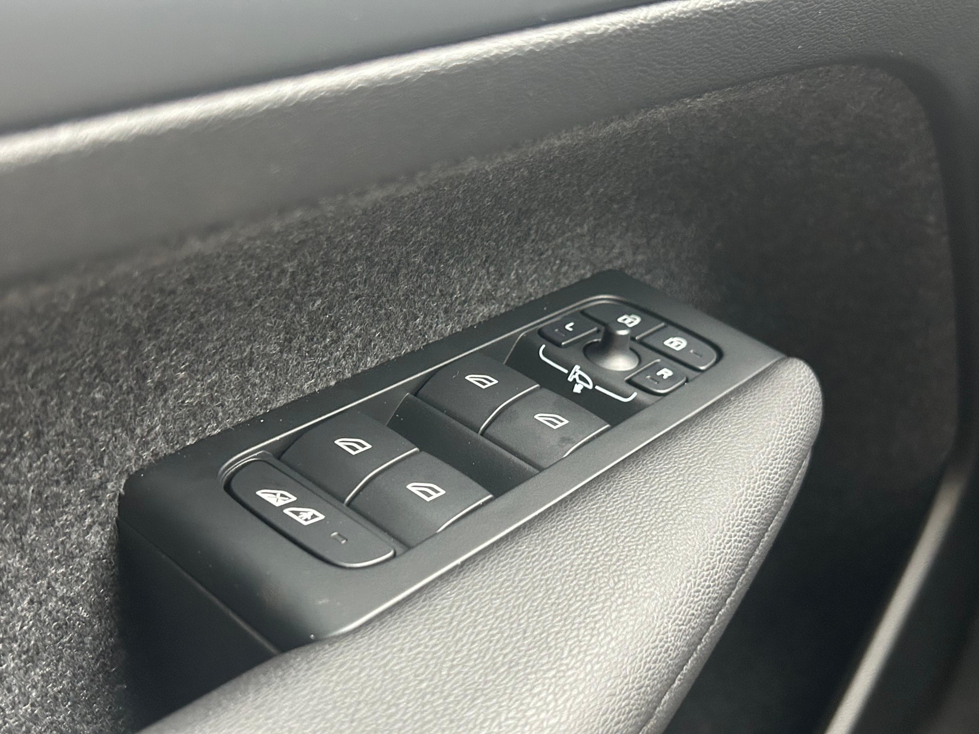 VOLVO XC40 2.0 B3 MH XCITE-image-14
