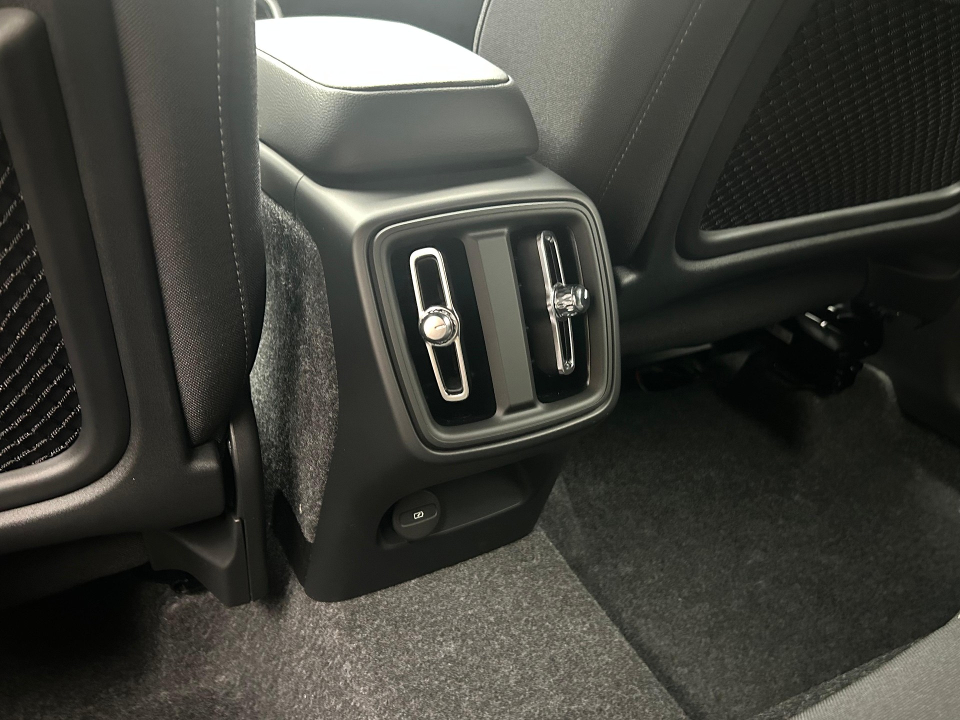 VOLVO XC40 2.0 B3 MH XCITE-image-19
