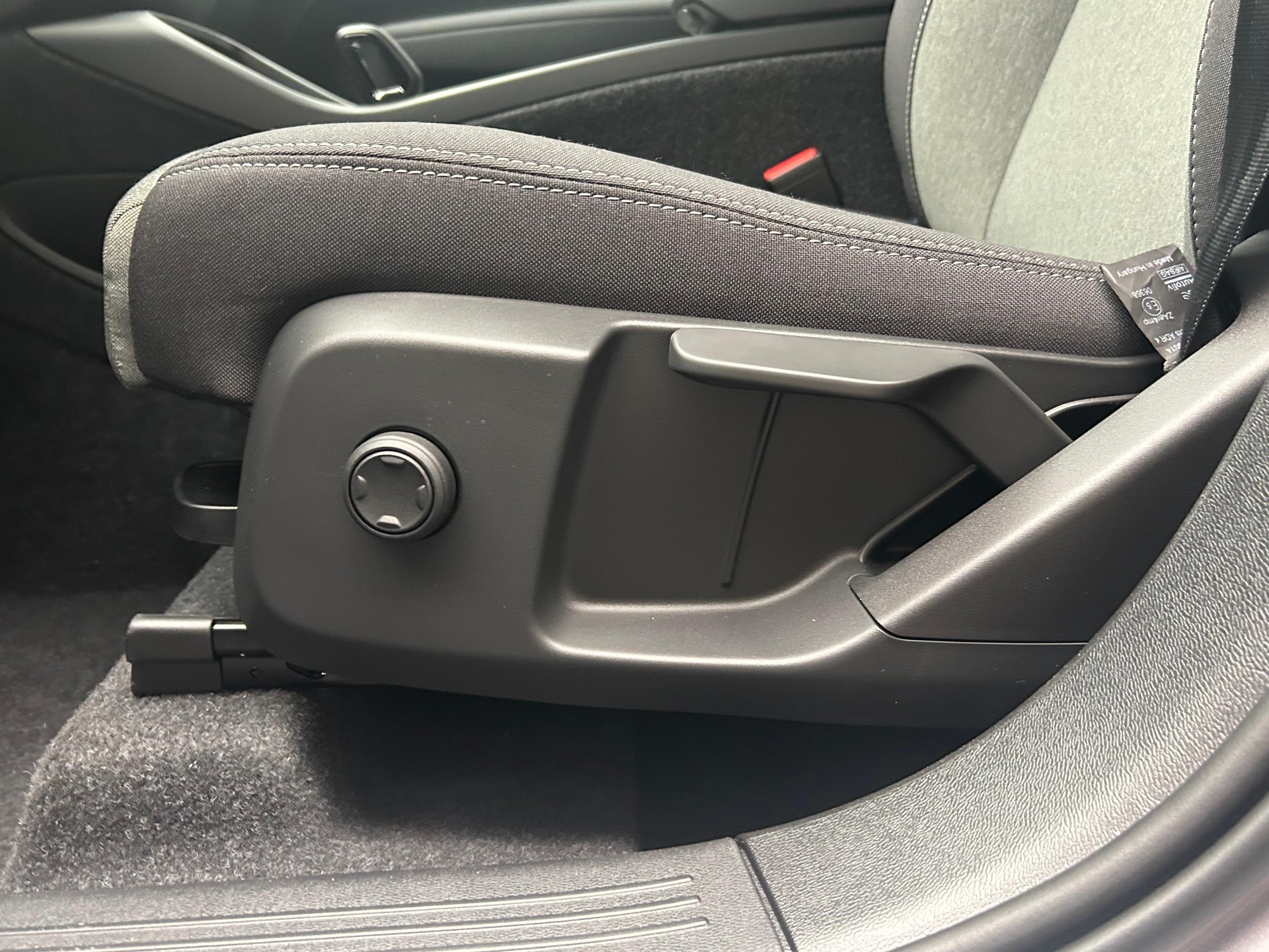 VOLVO XC40 2.0 B3 MH XCITE-image-3