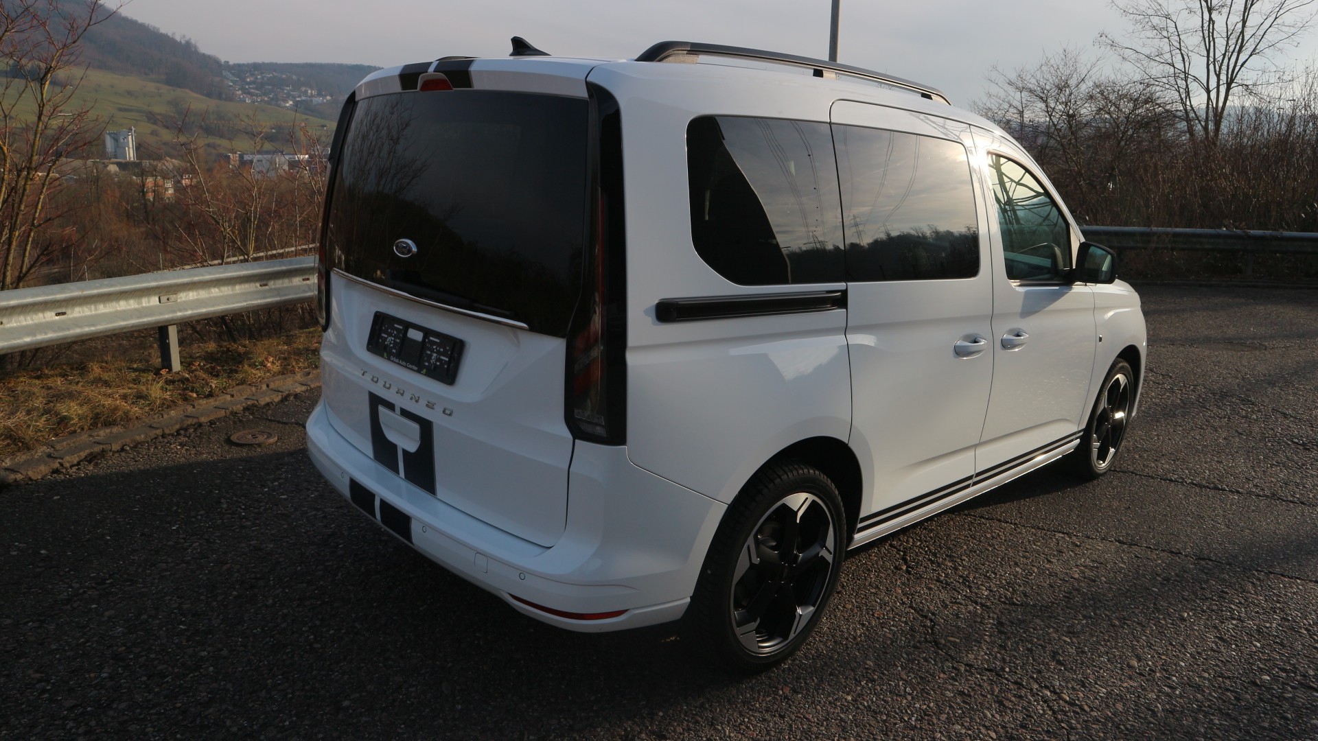FORD Tourneo Connect 2.0 EcoBlue Titanium Automat-image-1