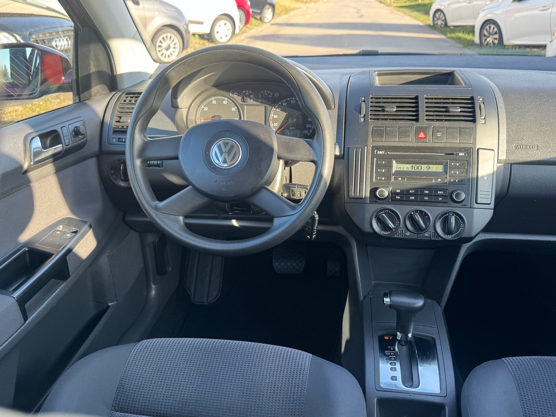 VW Polo 1.4 16V Comfortline Automatic-image-8