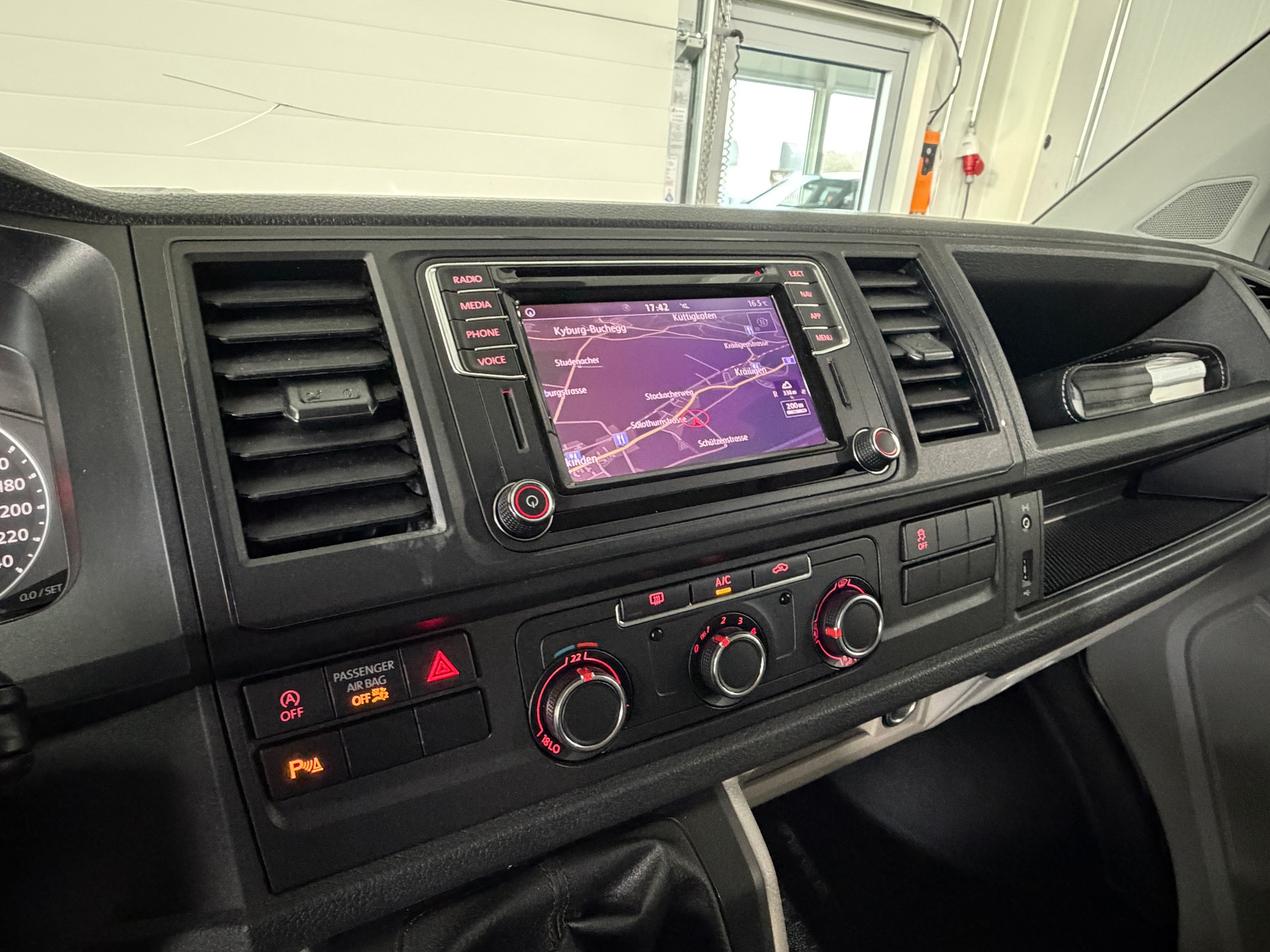 VW T6 2.0 TDI Euro 6 CH) AHK 2.2T / 2 Schiebetüren / erh. Gesamtgewicht 3000KG-image-9