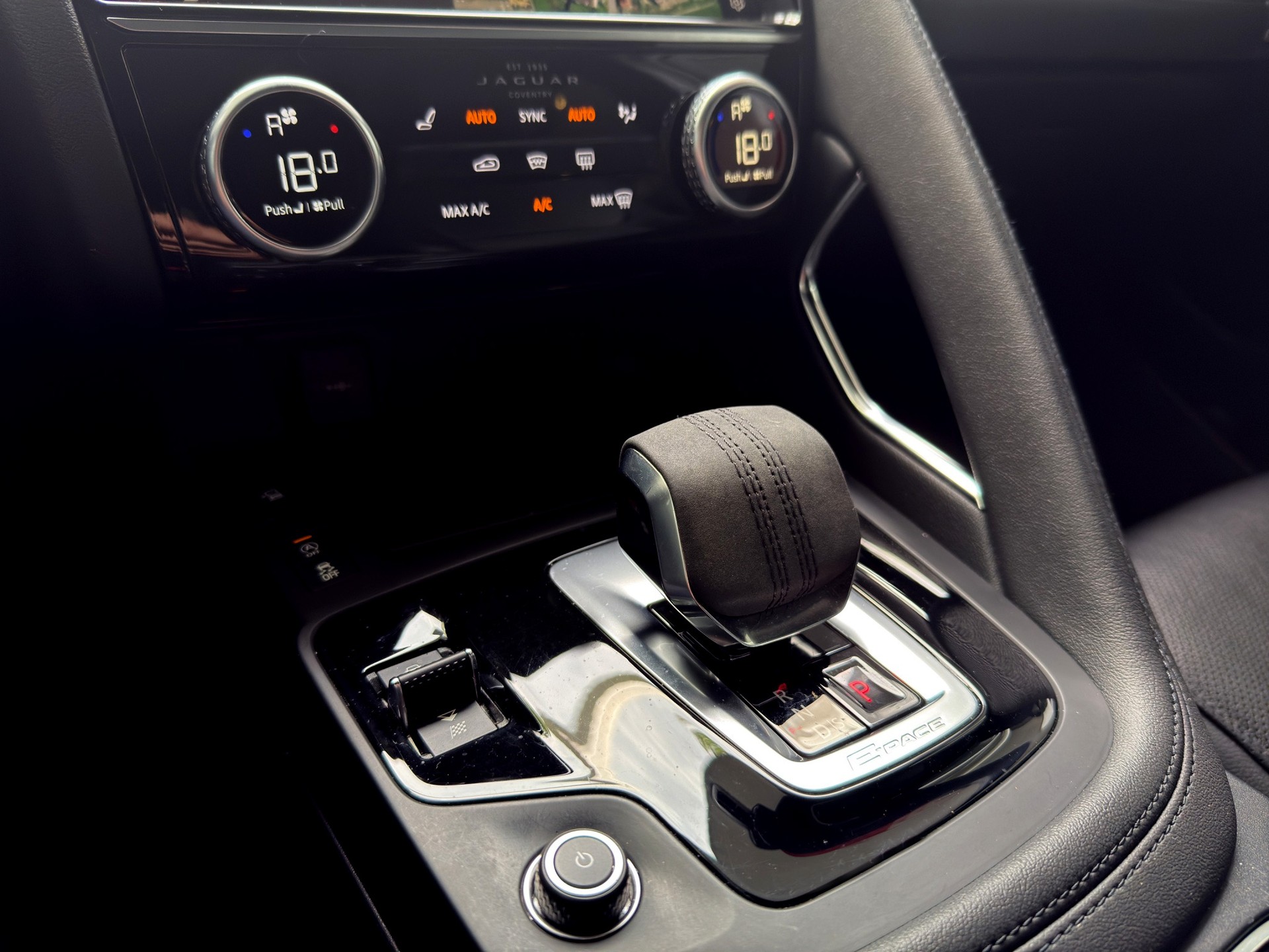 JAGUAR E-Pace 2.0 P200 AWD S-image-10