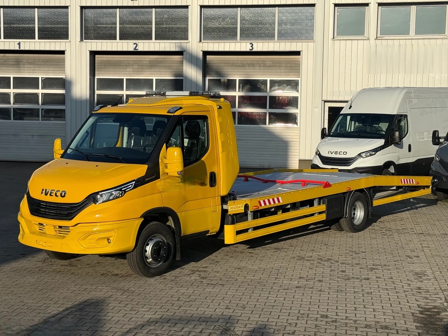 IVECO 72 C 21H A8 Autotransporter-image-0
