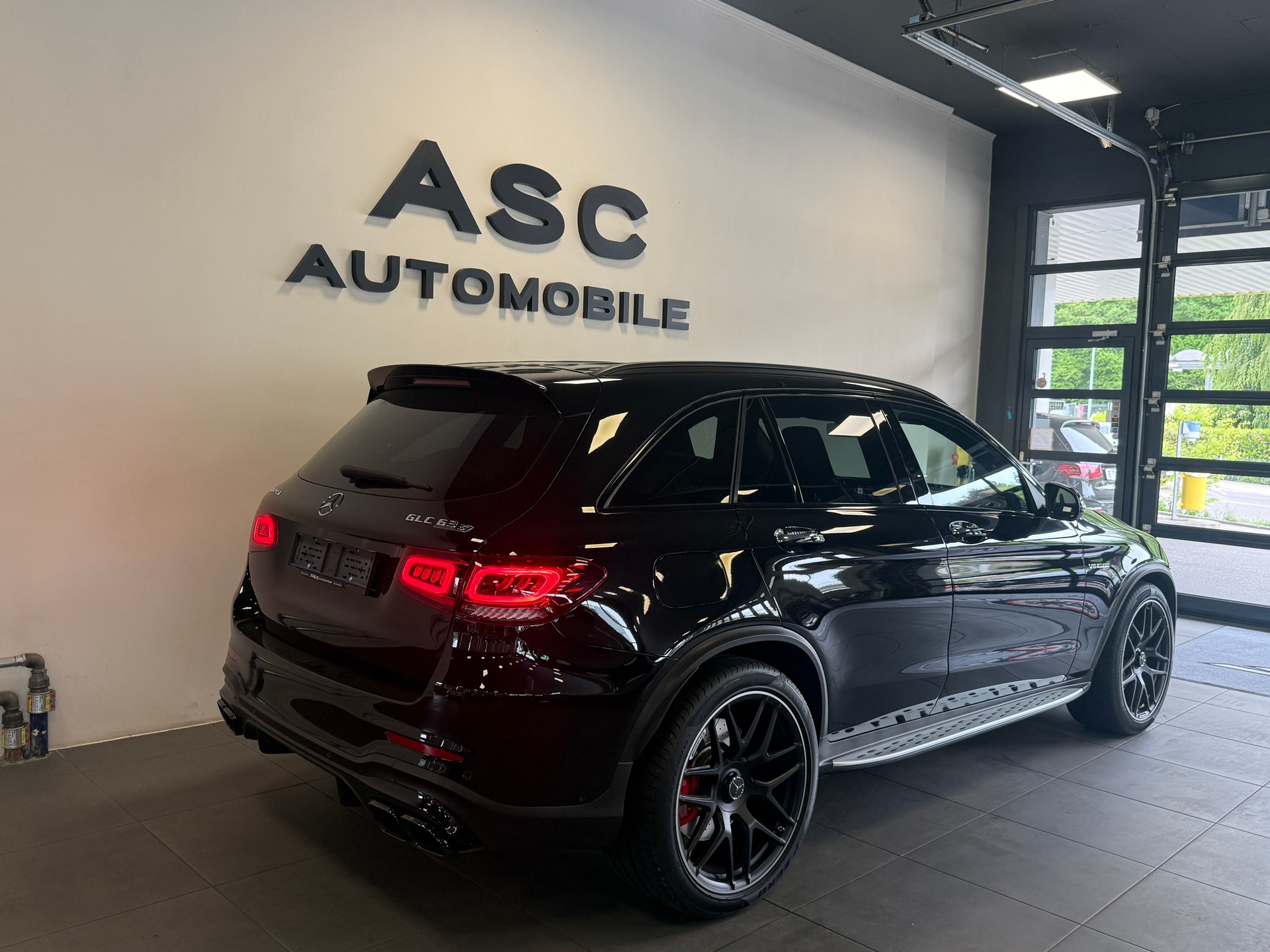 MERCEDES-BENZ GLC 63 S AMG 4Matic 9G-Tronic-showroom-element-3