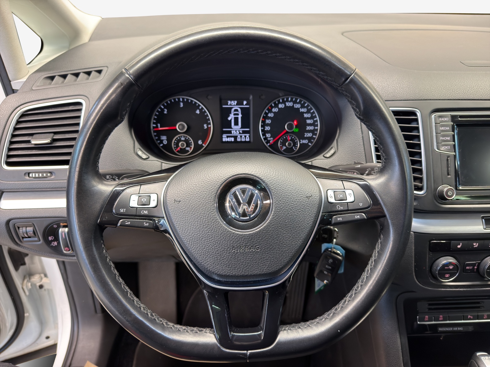 VW Sharan 2.0 TDI BMT Comfortline DSG-image-9