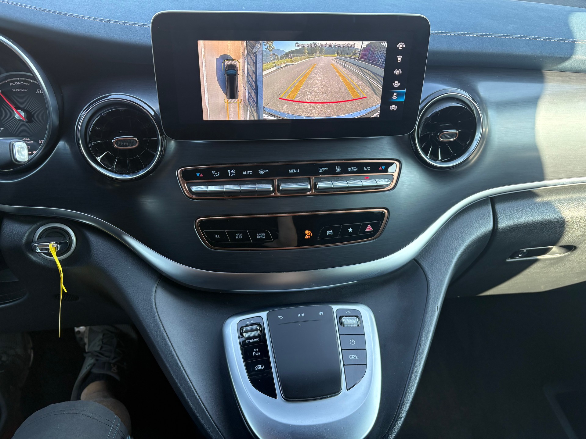 MERCEDES-BENZ EQV 300 lang-image-10