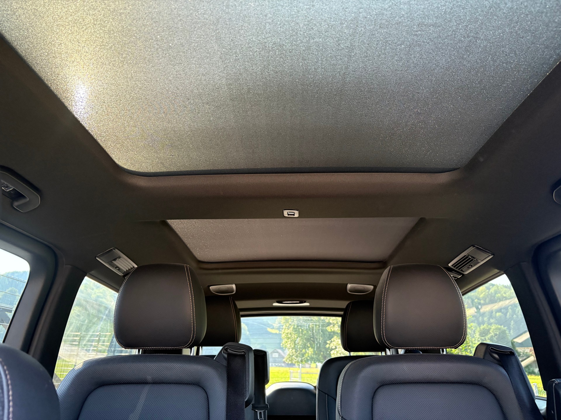 MERCEDES-BENZ EQV 300 lang-image-16