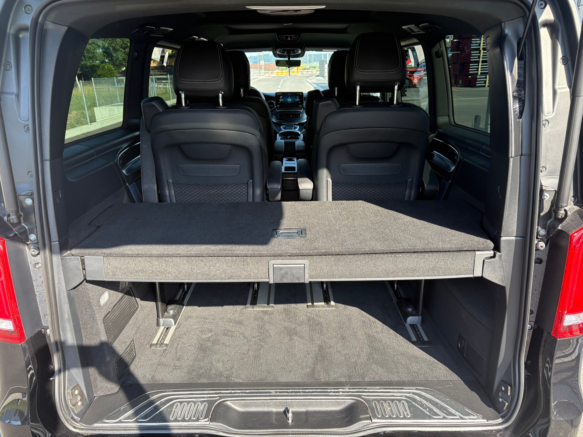MERCEDES-BENZ EQV 300 lang-image-15