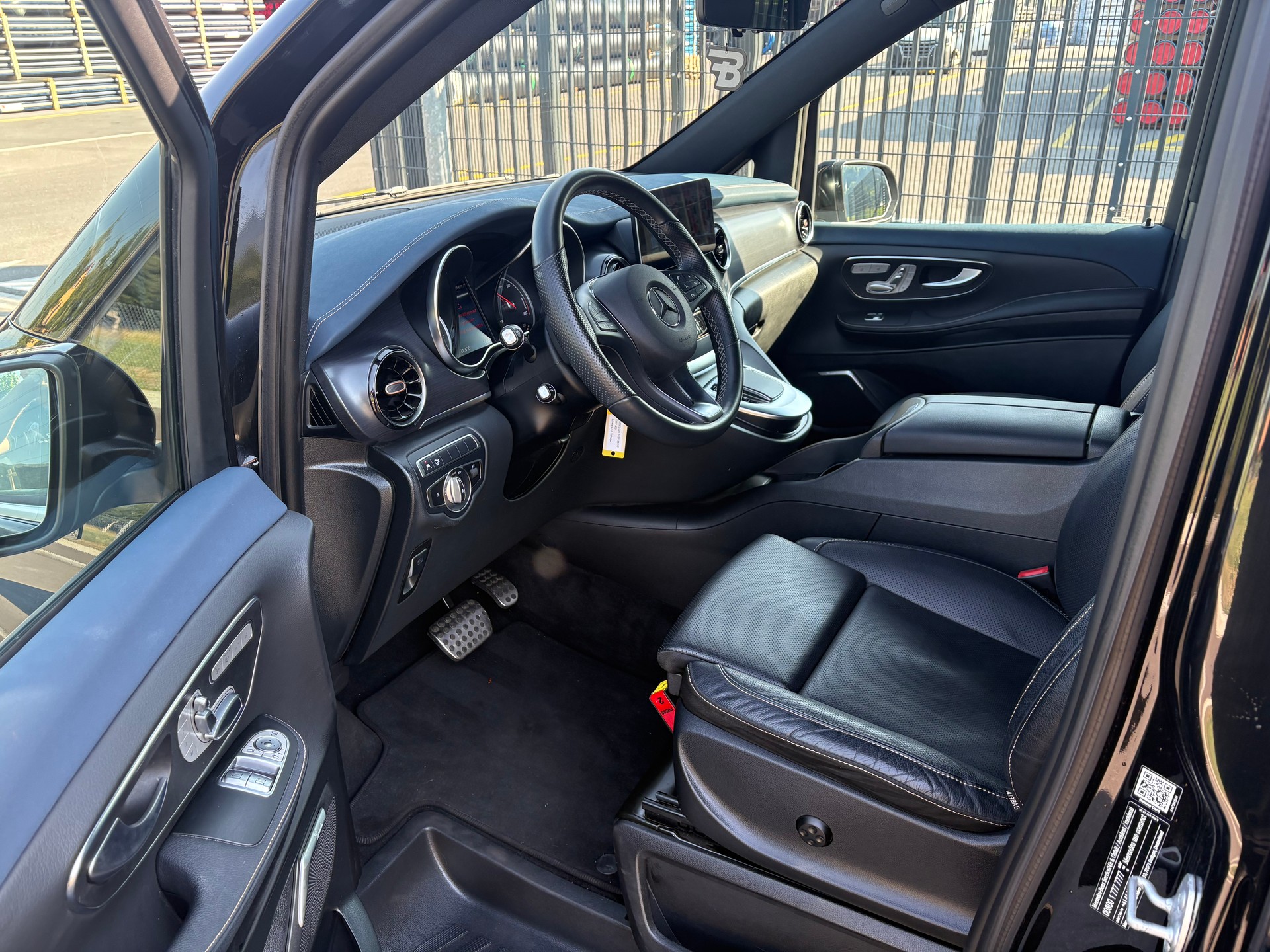 MERCEDES-BENZ EQV 300 lang-image-7