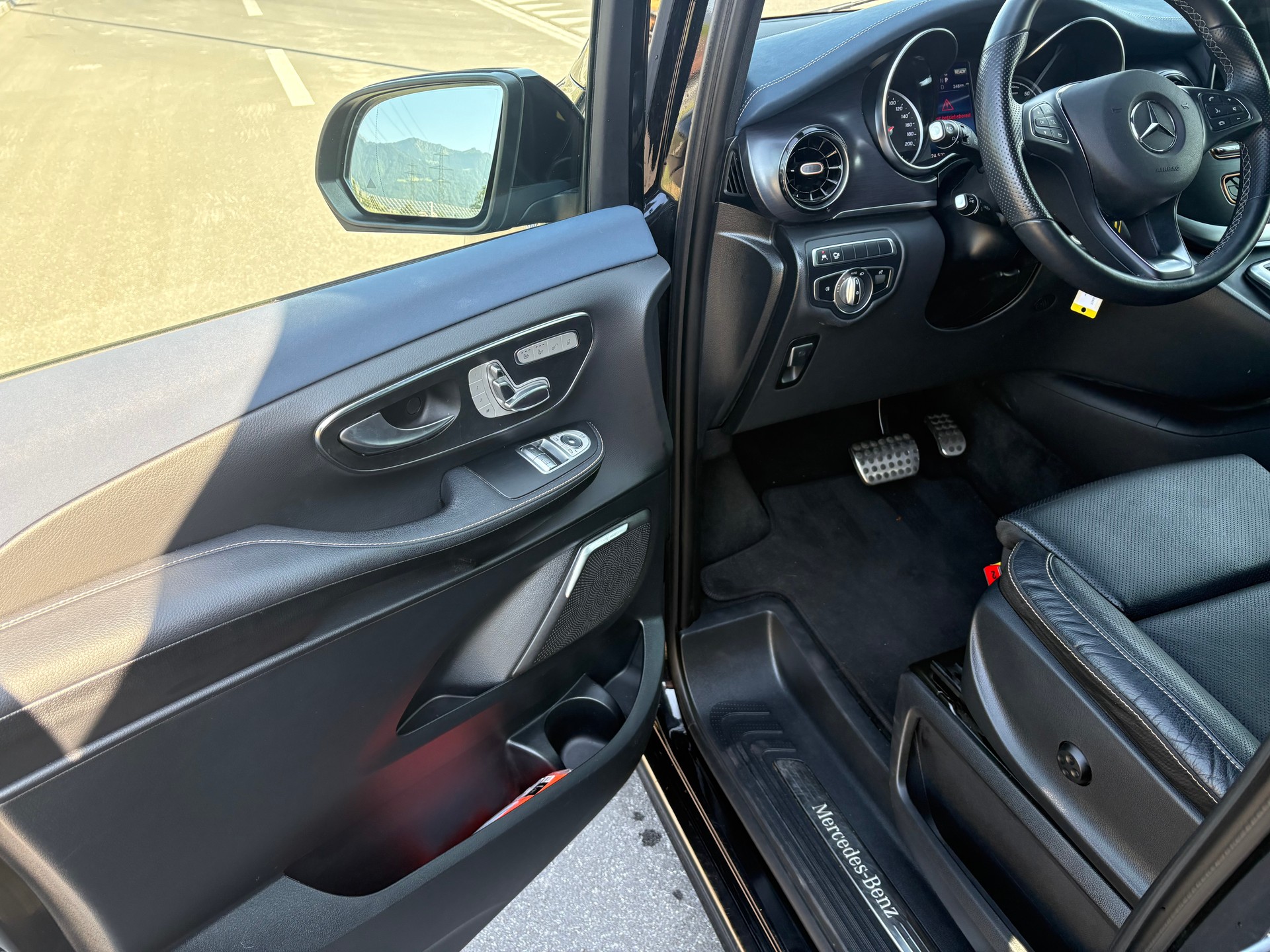 MERCEDES-BENZ EQV 300 lang-image-8