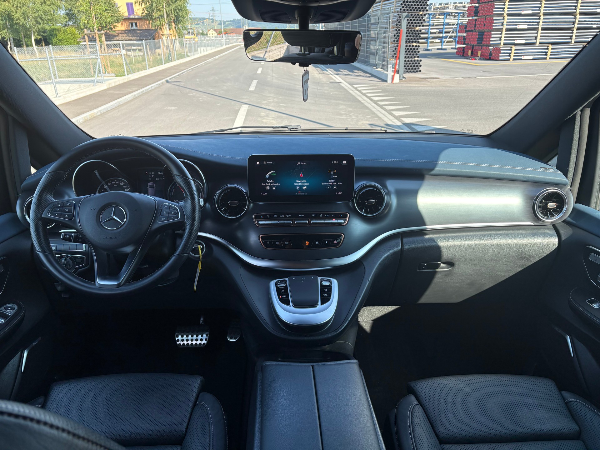 MERCEDES-BENZ EQV 300 lang-image-13