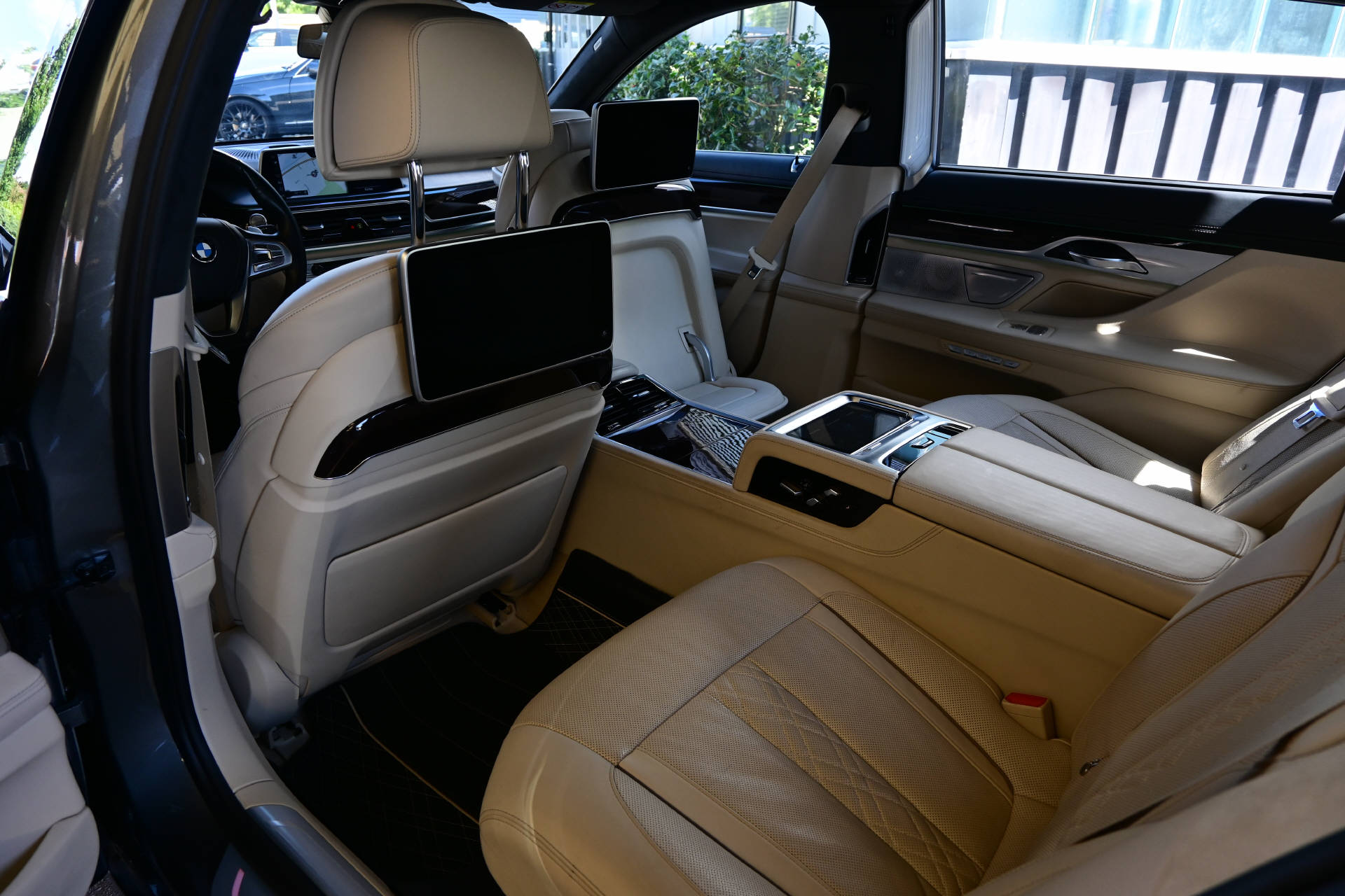 BMW 750Li xDrive **Individual**Pack Executive Lounge**-image-23
