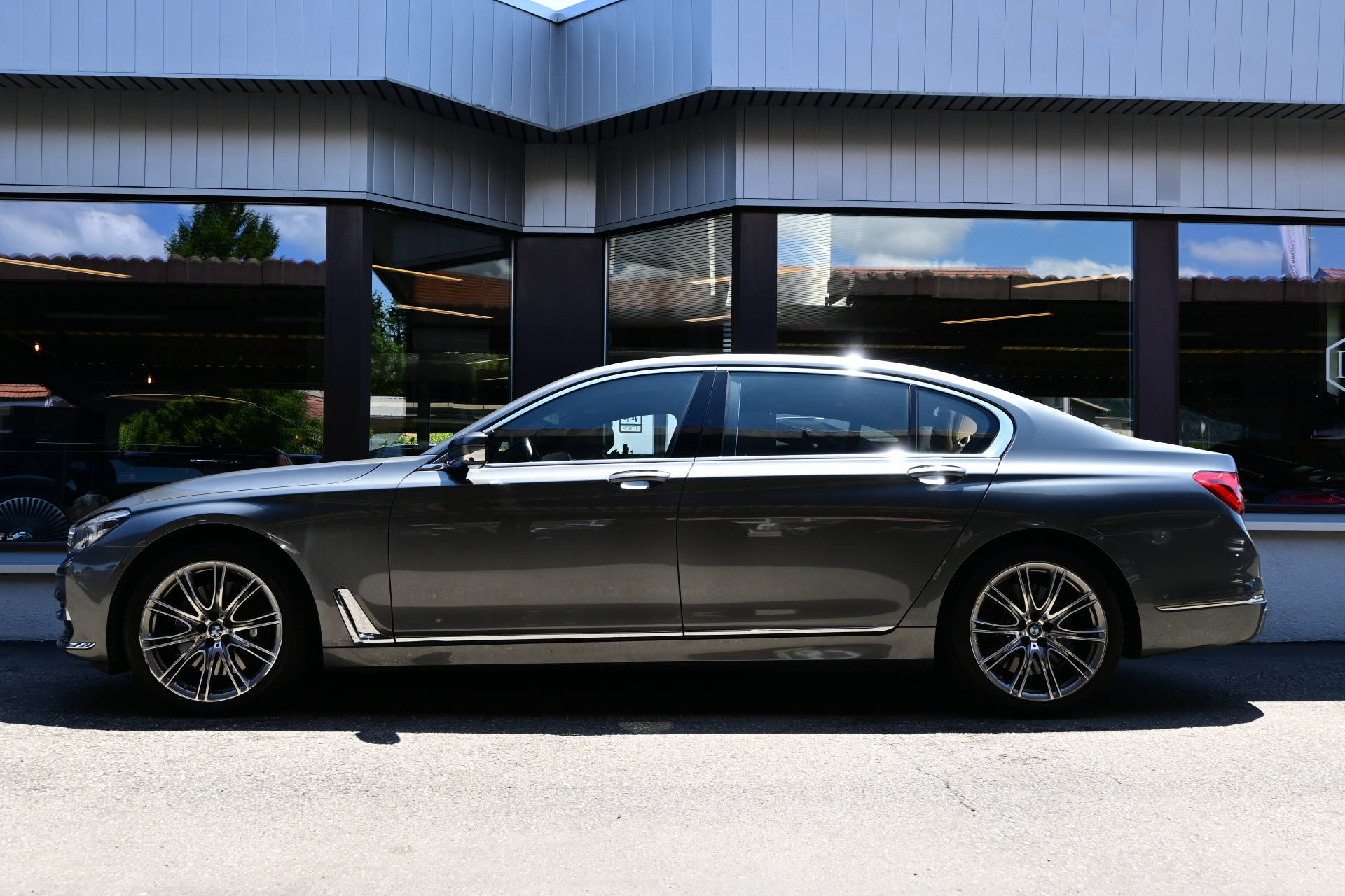 BMW 750Li xDrive **Individual**Pack Executive Lounge**-image-3