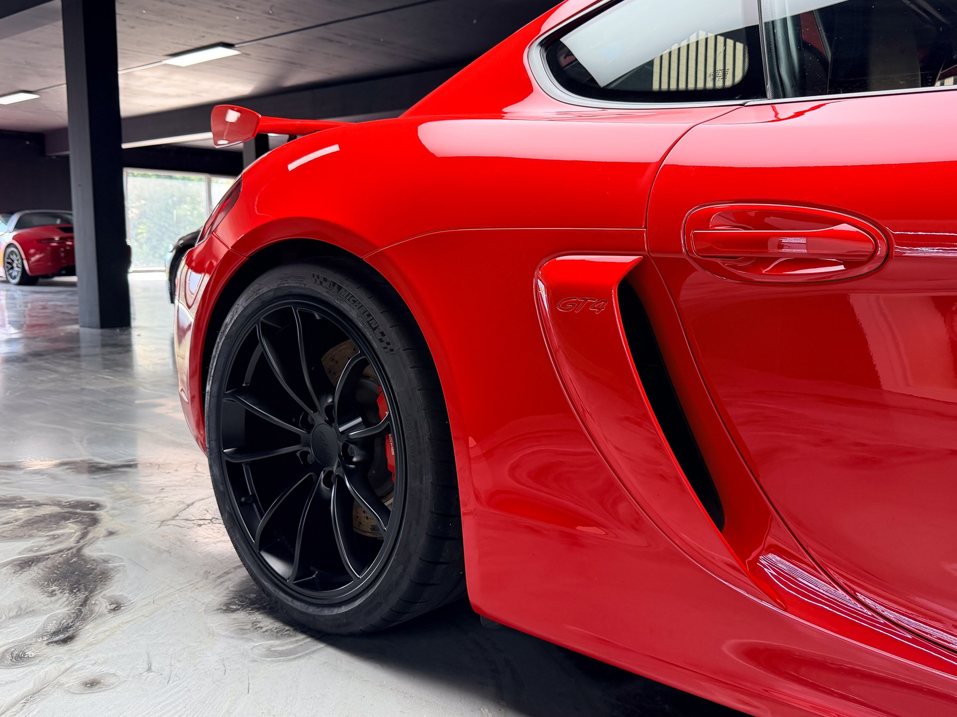 PORSCHE Cayman GT4-image-3