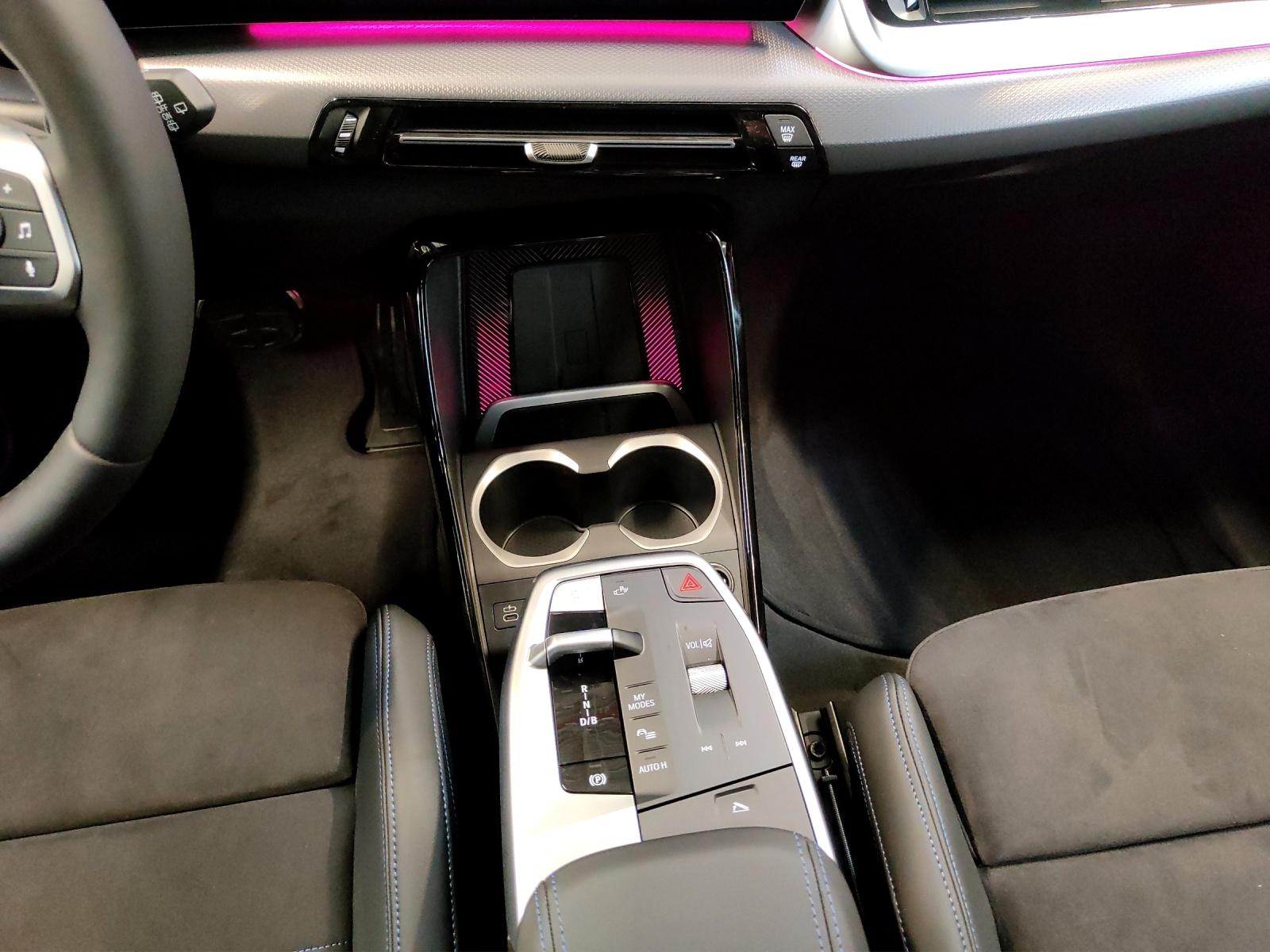 BMW iX1 30 xDrive-image-12