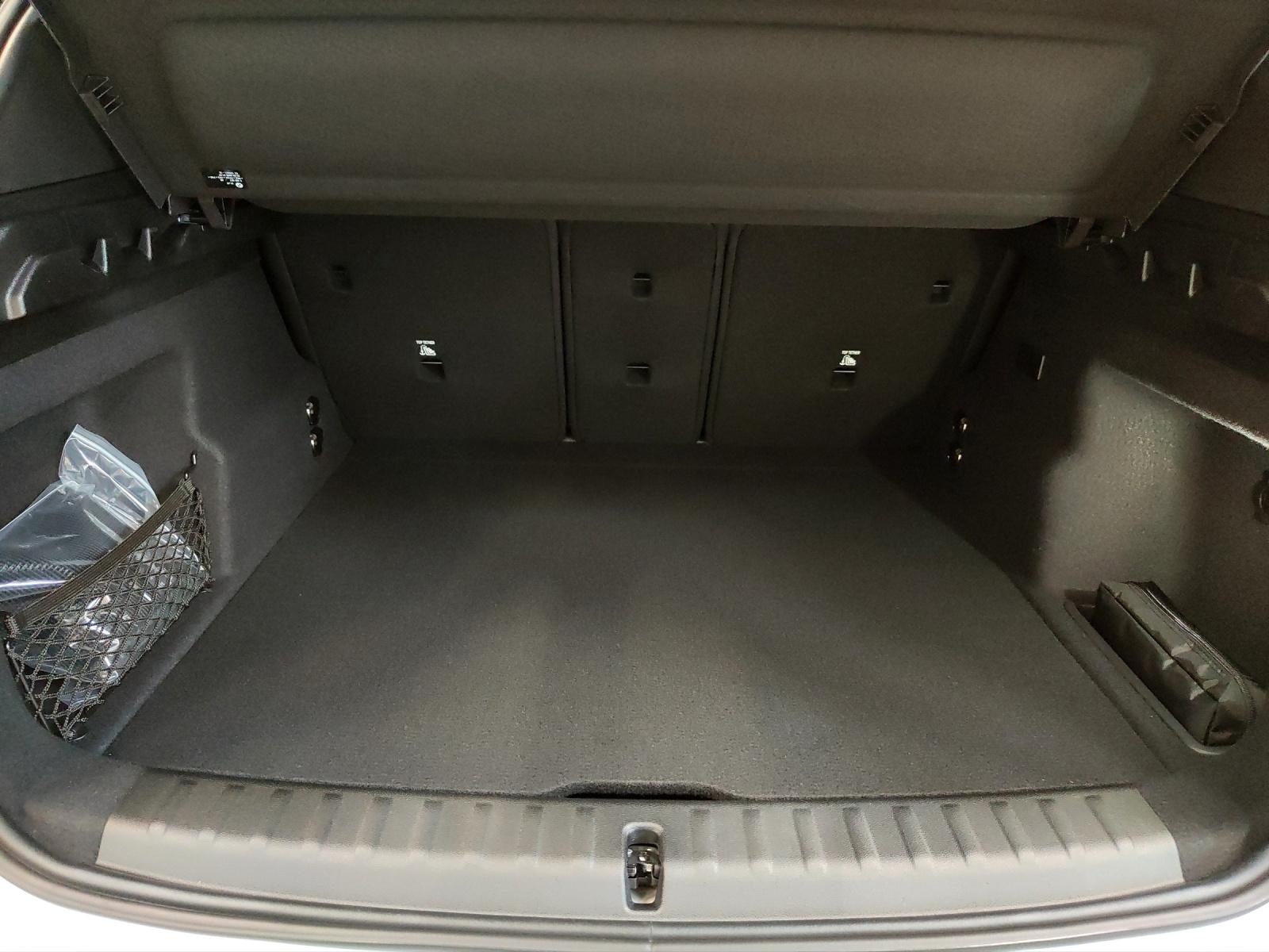BMW iX1 30 xDrive-image-15