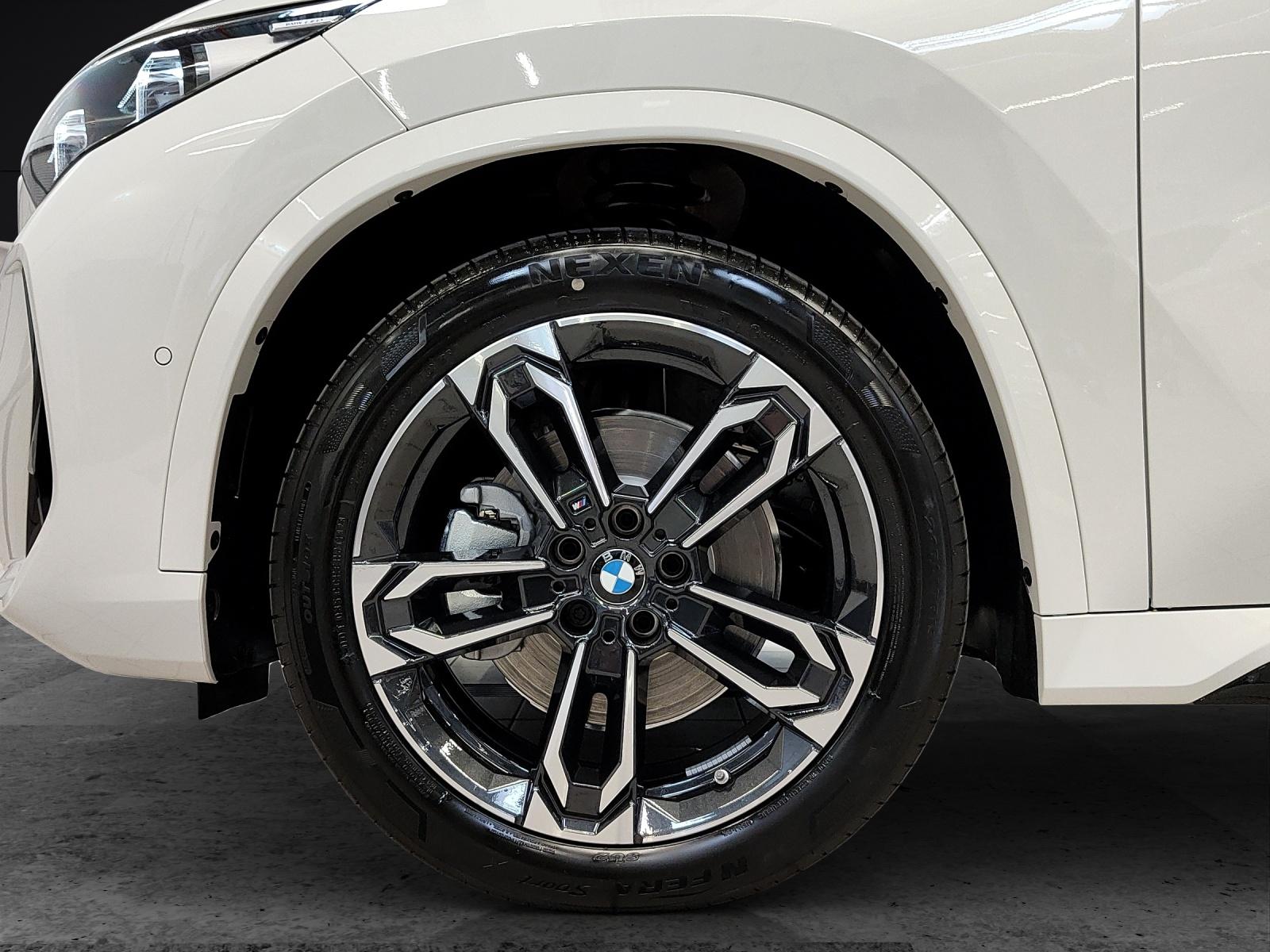 BMW iX1 30 xDrive-image-8