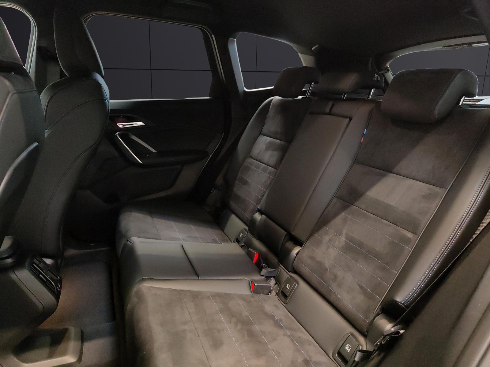 BMW iX1 30 xDrive-image-16