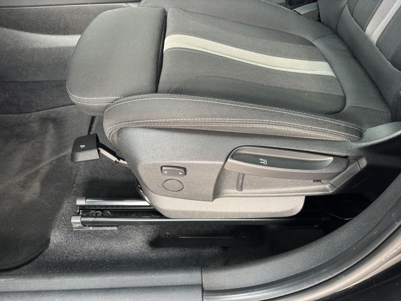 BMW 218i Active Tourer-image-18